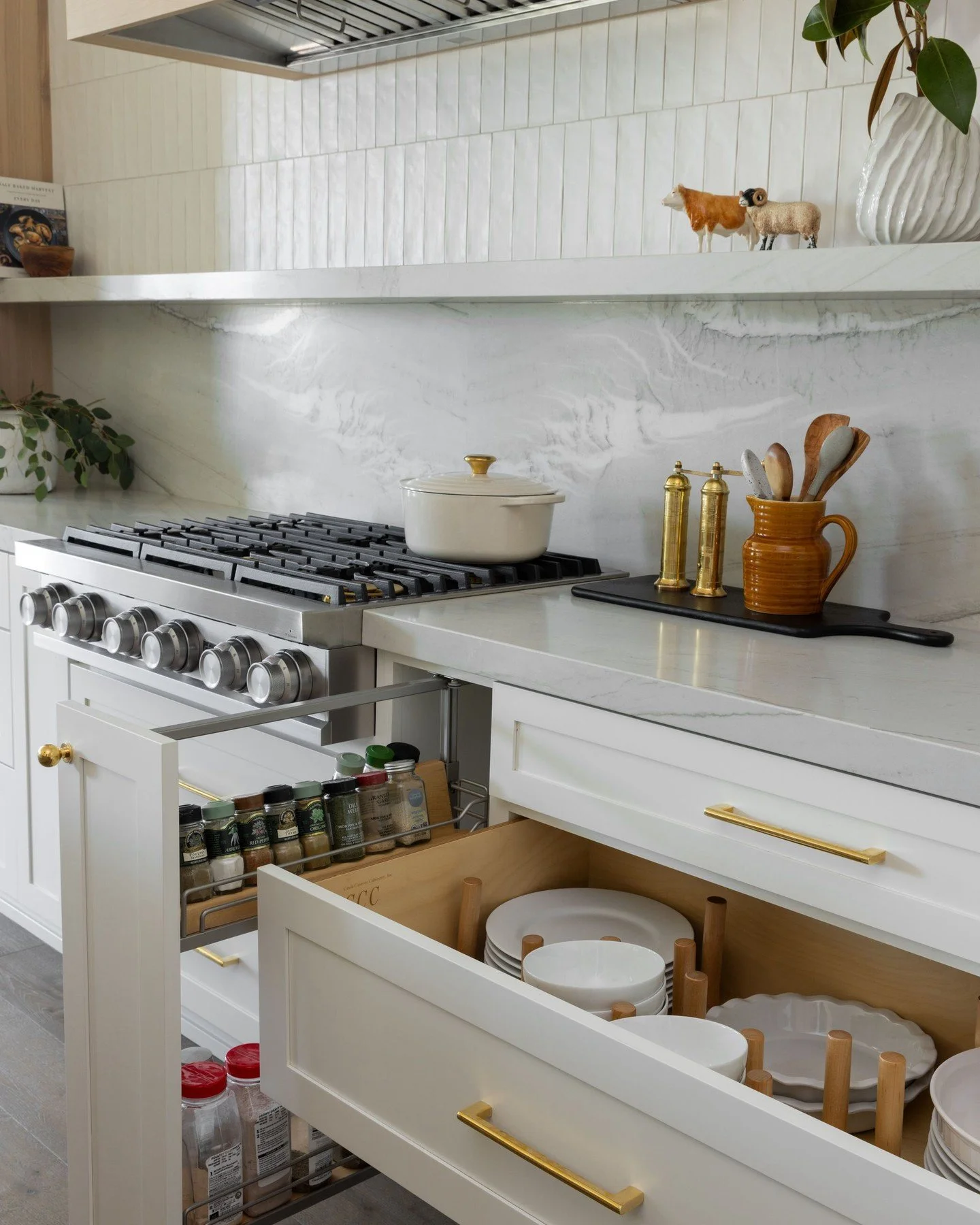 Beauty is great. Function is better.
Hidden spice storage and deep drawers keep the focus on the gorgeous design 👌🏼

📸: @nicolediannephoto