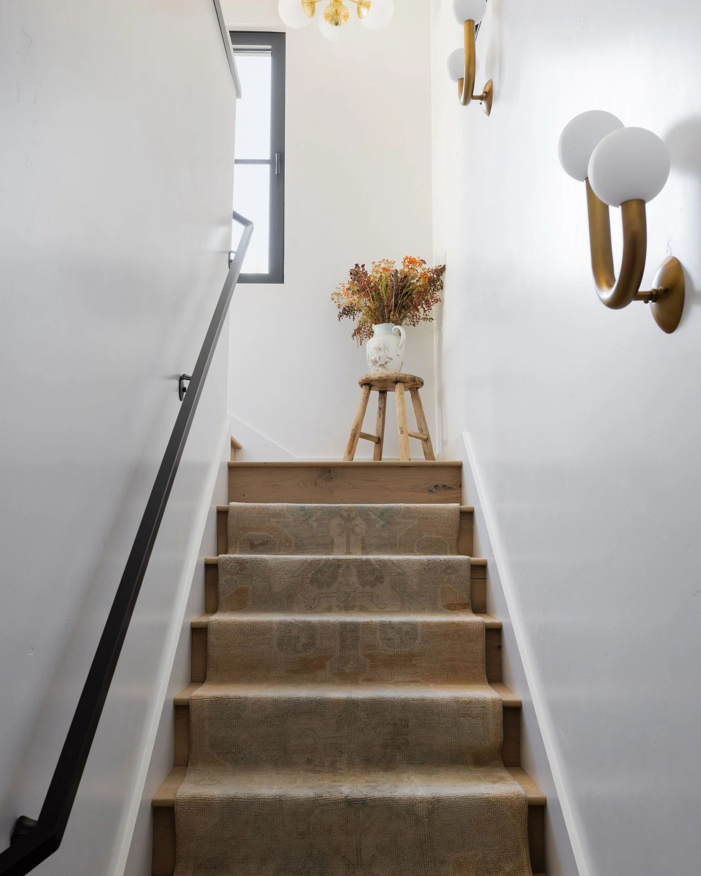 It&rsquo;s never just a hallway.
Brass sconces, a vintage runner, and warm oak make it a moment. 

📸: @nicolediannephoto
Styling by: @whitneyrosefecteau