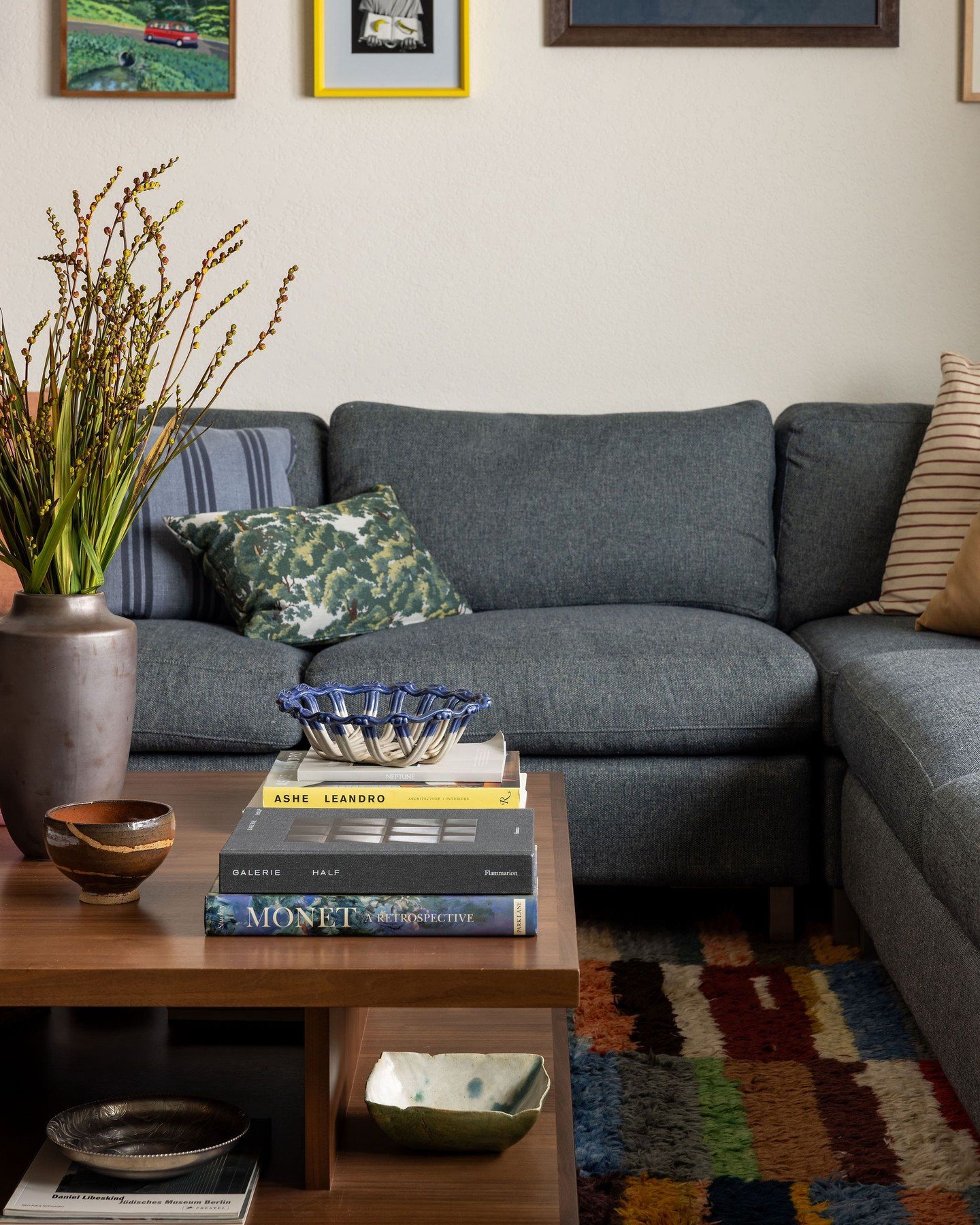 The vibe is collected, not decorated. Moody blues, bold art, and layers that make the room feel lived in.

📸: @stephanie___russo

Stylist: @emilyairoso