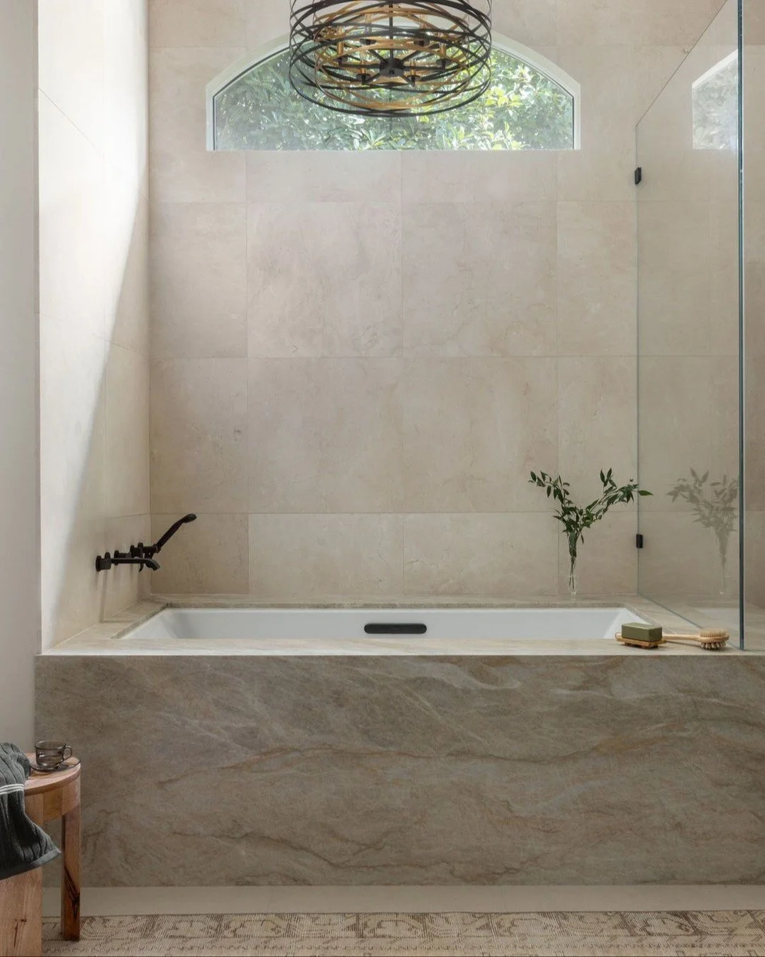 Freestanding tubs had their moment, but the platform tub is making its comeback.

Especially when they&rsquo;re wrapped in a beautiful slab like this Montebello quartzite, carried into the shower bench for a seamless look.

📸: @nicolediannephoto
Sty