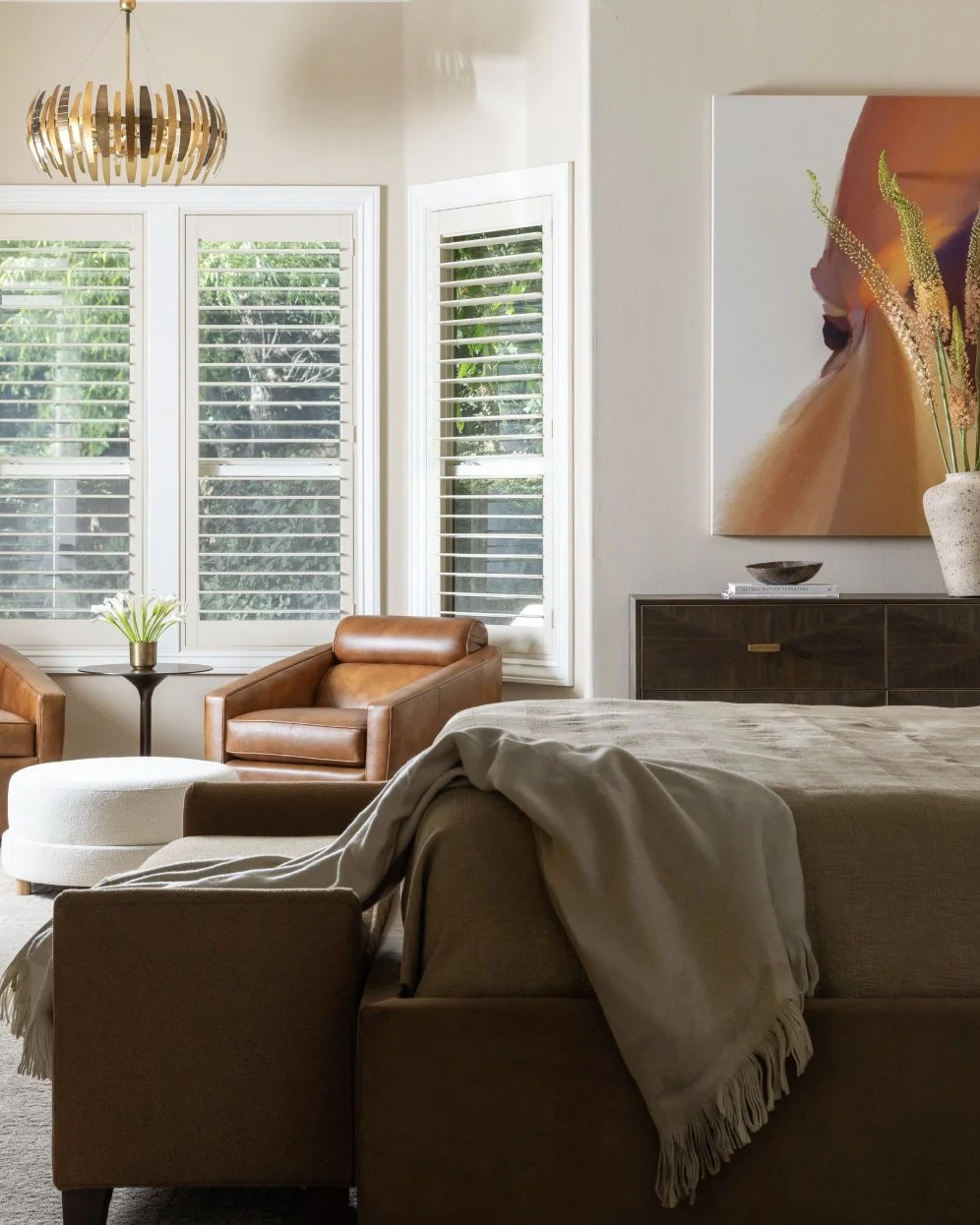 We&rsquo;re here for layered, cozy textures 🤍 And yes&hellip; we absolutely brought this throw home for ourselves too.

📸: @nicolediannephoto
Styling by: @emilyairoso