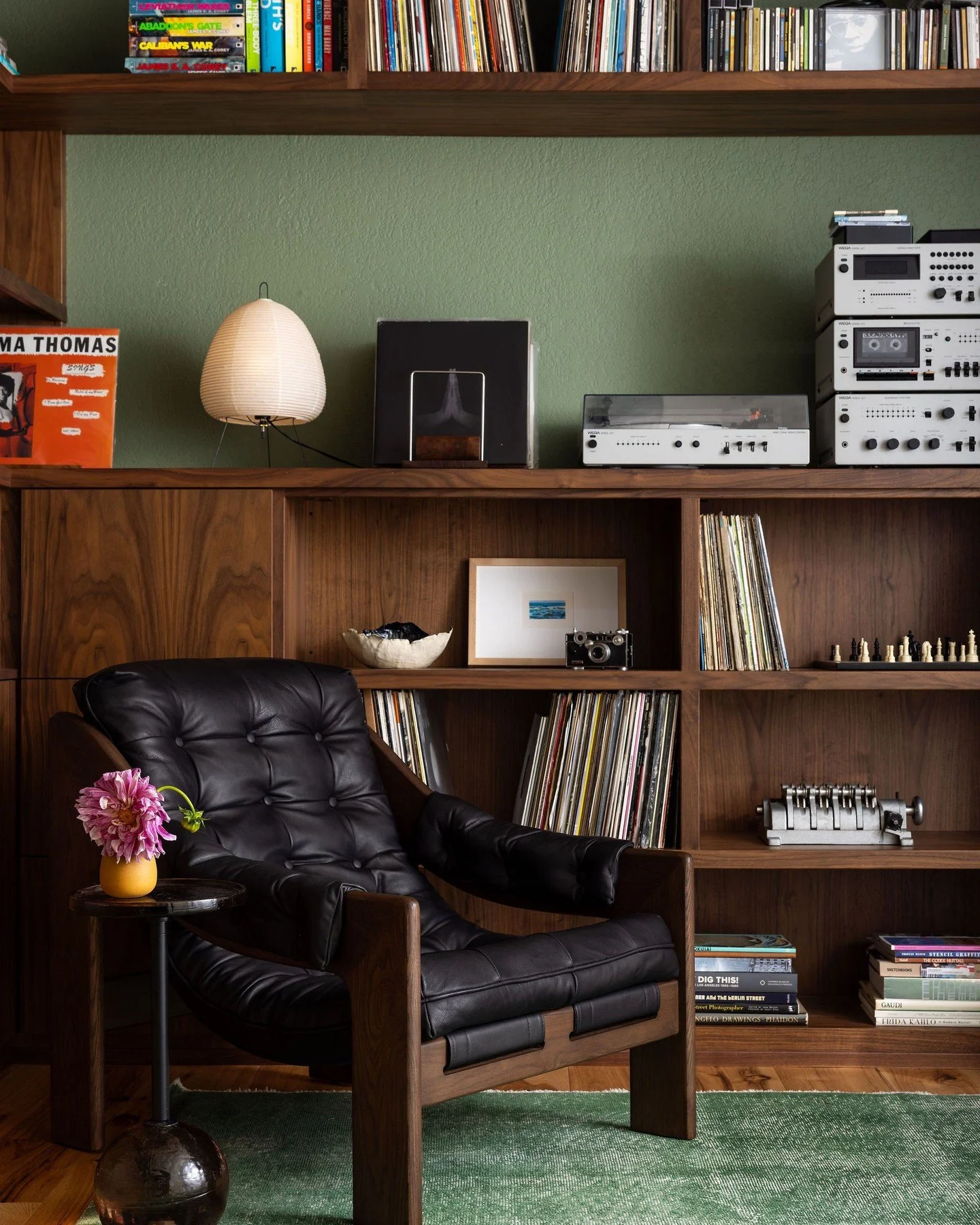 When the dining room becomes the music room, you know you&rsquo;re in the right place.

📸: @stephanie___russo

Stylist: @emilyairoso