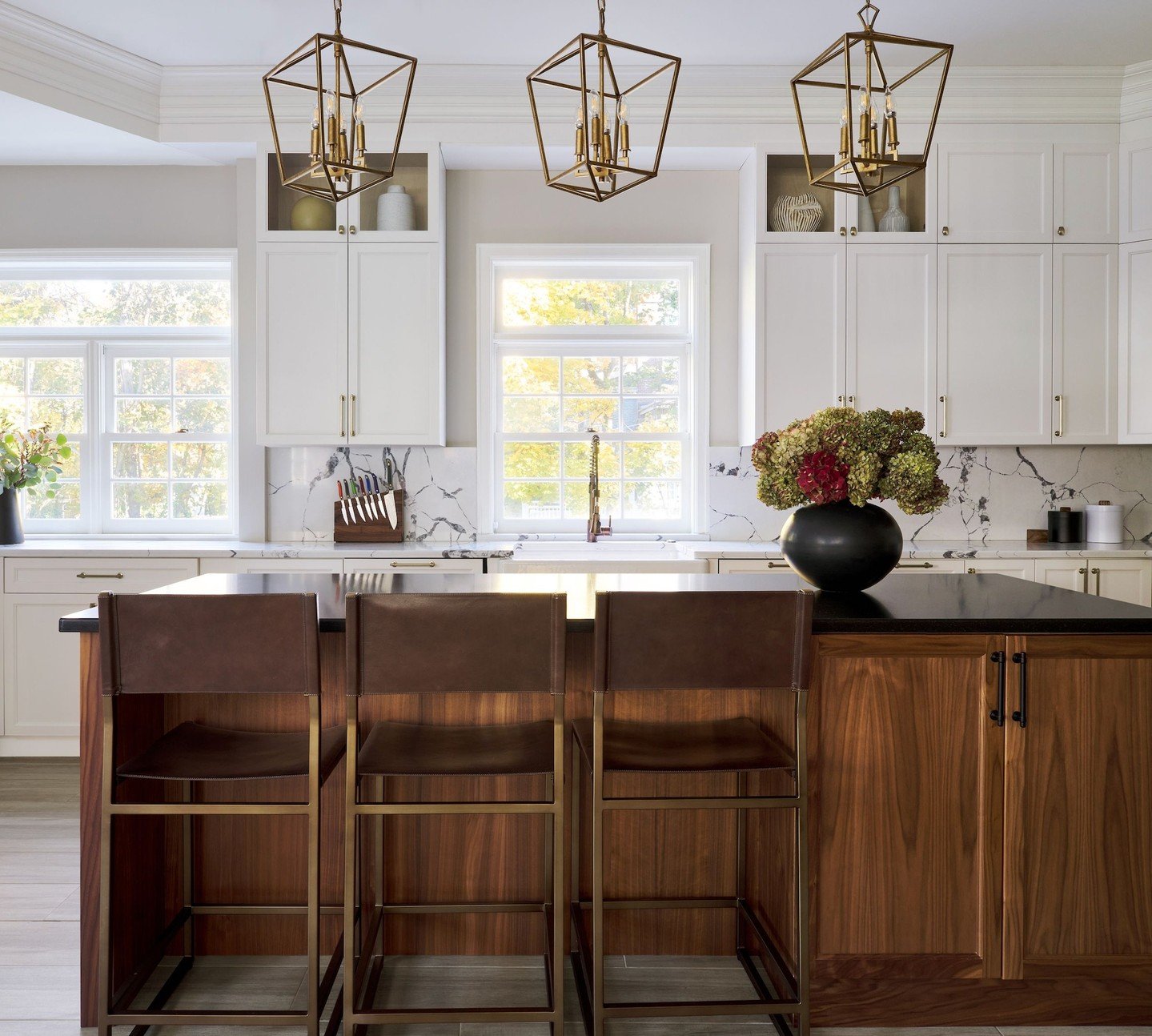 Timeless is our favorite design style. Classic finishes, just enough contrast, and nothing overdone. 

📸: @lisa.russman