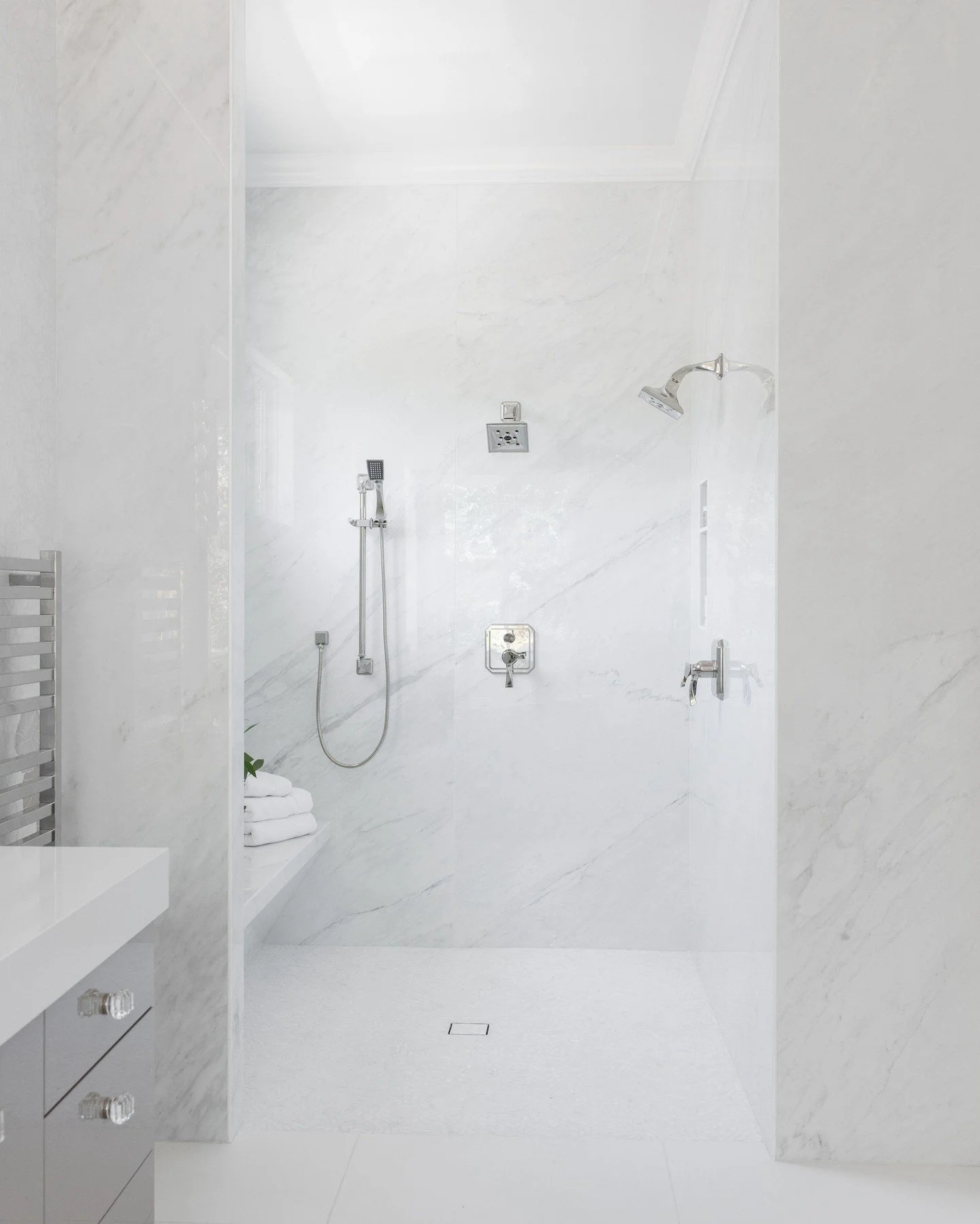 When the dream is little to no grout. Porcelain panels create a luxurious open shower with timeless elegance.

📸 @nicolediannephoto