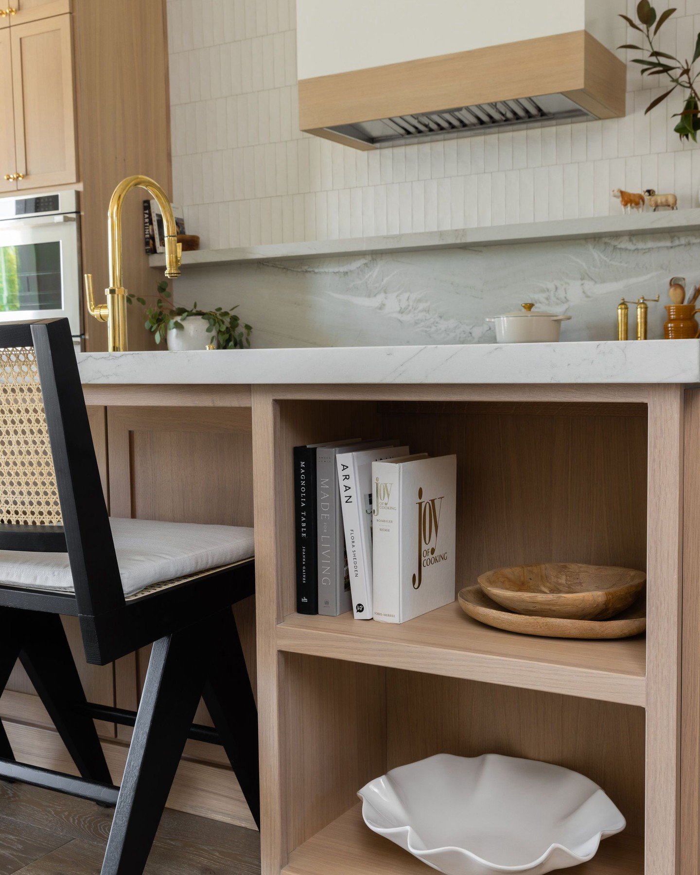 A few of our favorite details: rift white oak cabinetry, mitered quartzite countertops, and open shelving styled with a few favorites. 

📸: @nicolediannephoto