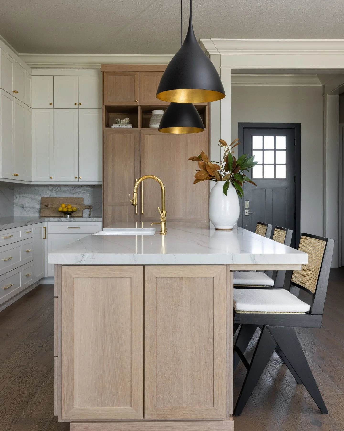 Unlacquered brass, oversized pendants, and a peek at open shelving are a few of our favorite things.
📸: @nicolediannephoto