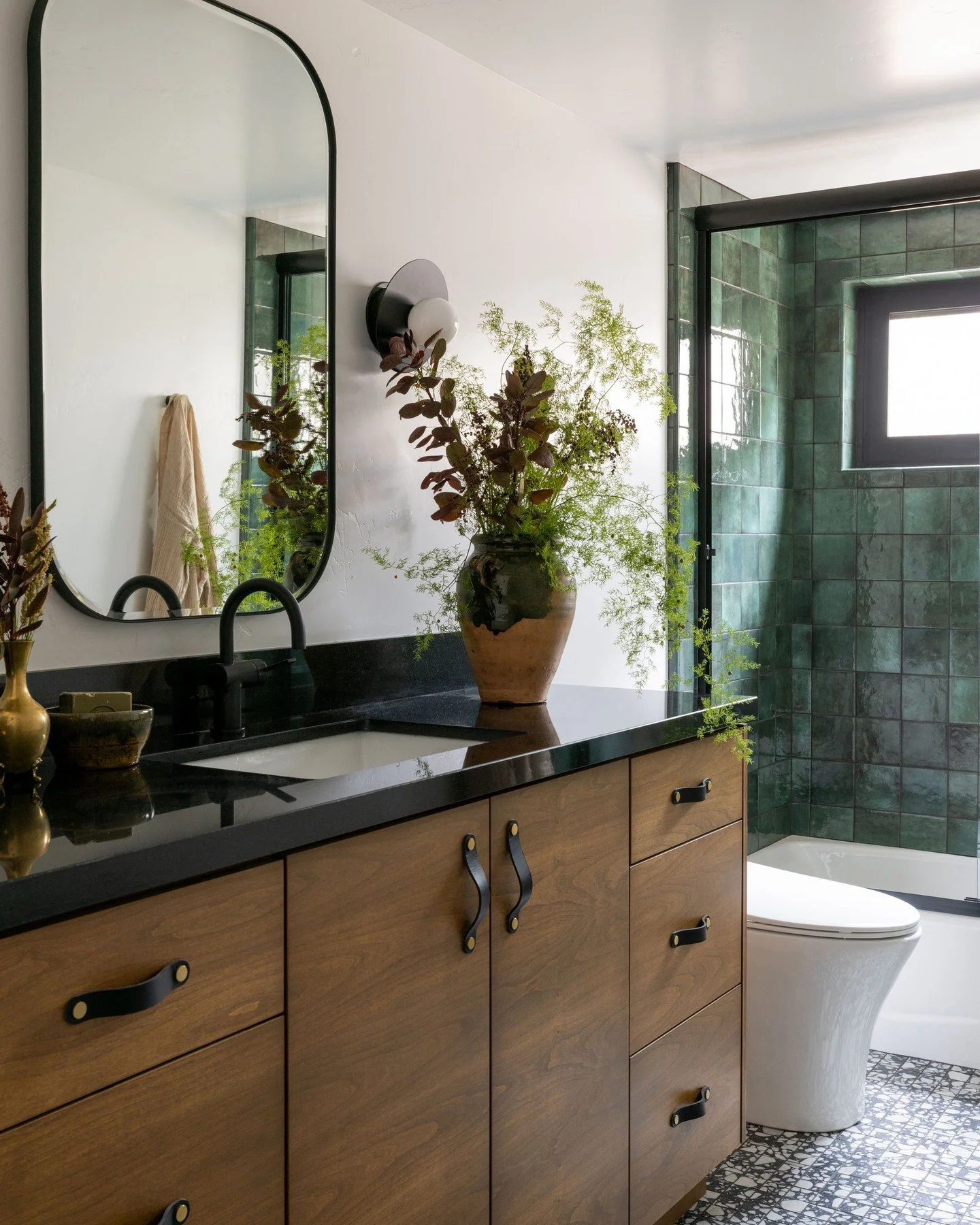Guest baths are often where the magic happens. Clients are more willing to embrace bold choices, which is how this emerald green tile and black-and-white terrazzo floor came to life.
📸: @nicolediannephoto
Styling by: @whitneyrosefecteau