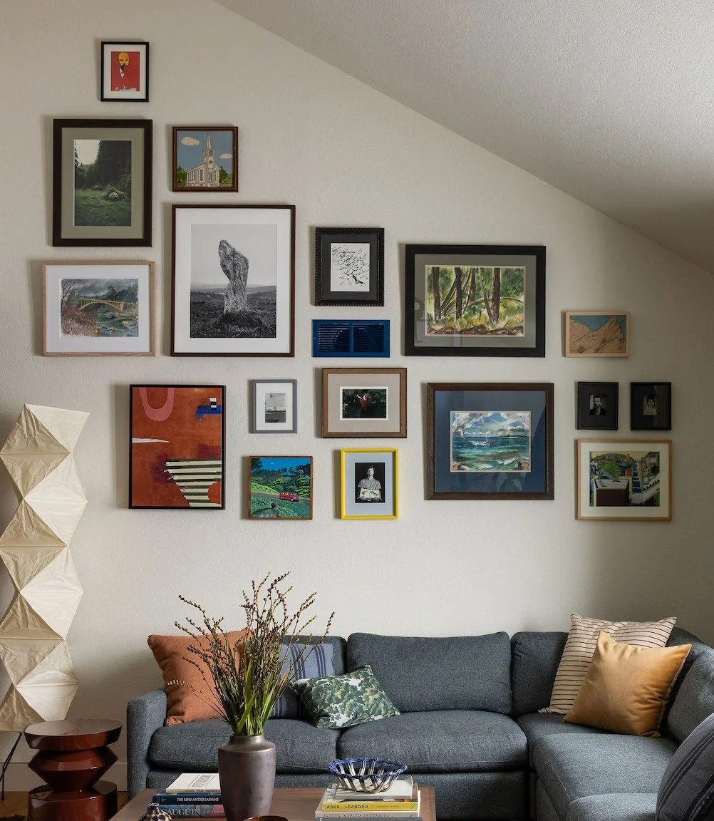 When we design a gallery wall that's executed by a German product designer, it becomes the best version of organized chaos. 📐
📸: @stephanie___russo
Stylist: @emilyairoso