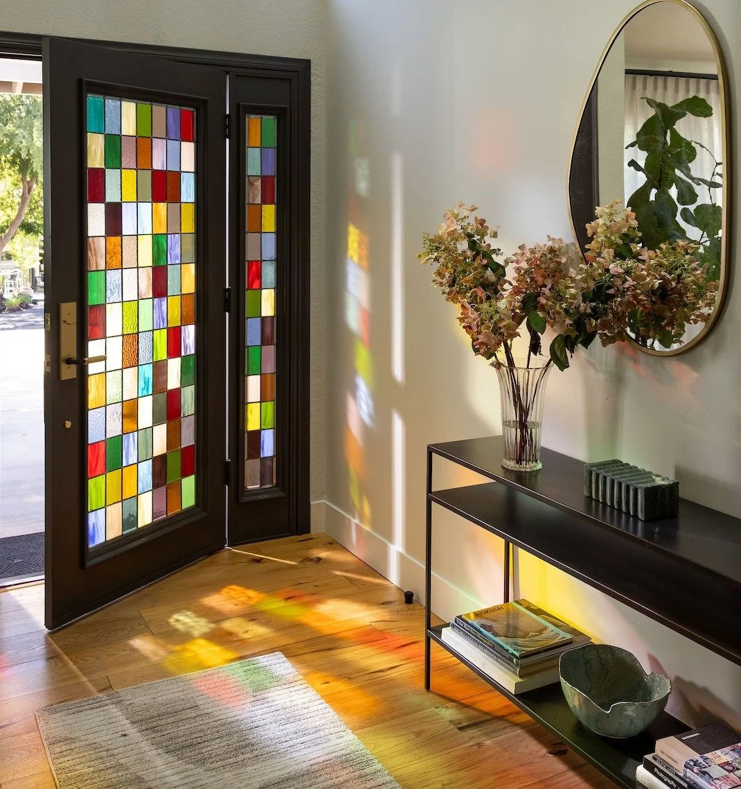 Like walking into a rainbow every time you come home, this stained glass moment will forever be one of our favorites 🌈

Take a look at our stories for how it came together!
📸: @stephanie___russo
Stylist: @emilyairoso