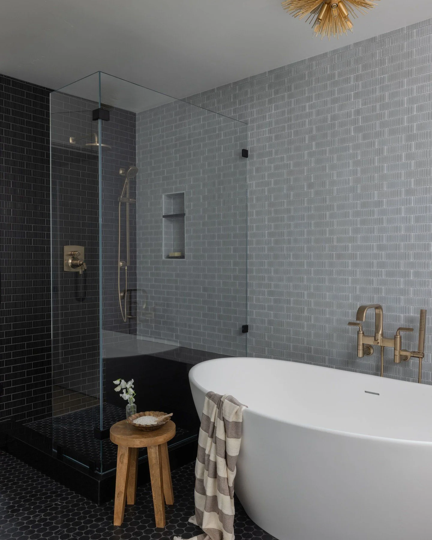 More tile, less drywall. 🖤 🤍 
📸: @nicolediannephoto