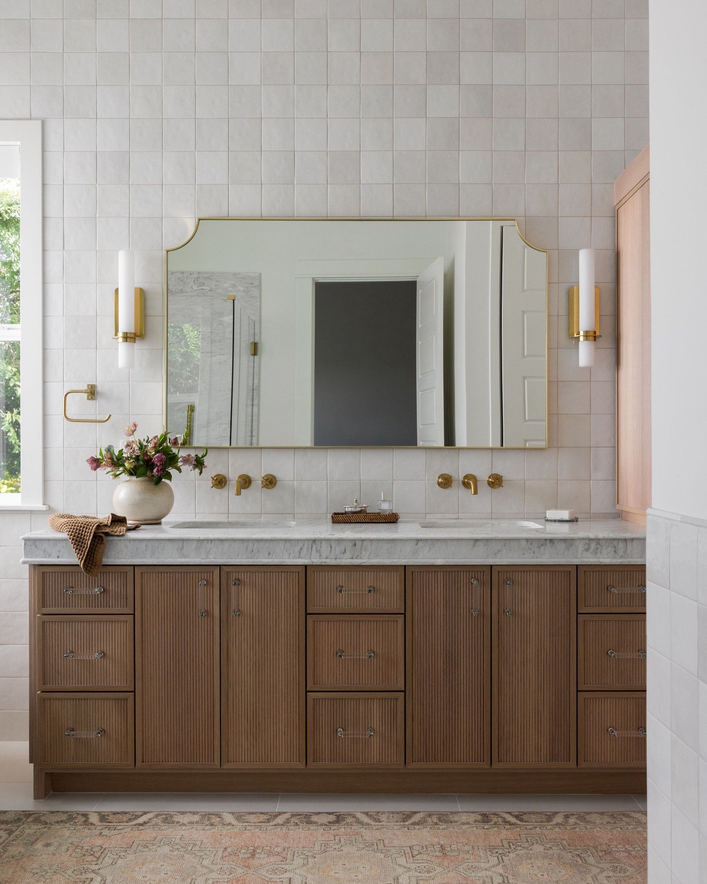 Stained wood, honed marble, warm brass, and antique rugs are our love language.
📸: @nicolediannephoto
Stylist: @emilyairoso
