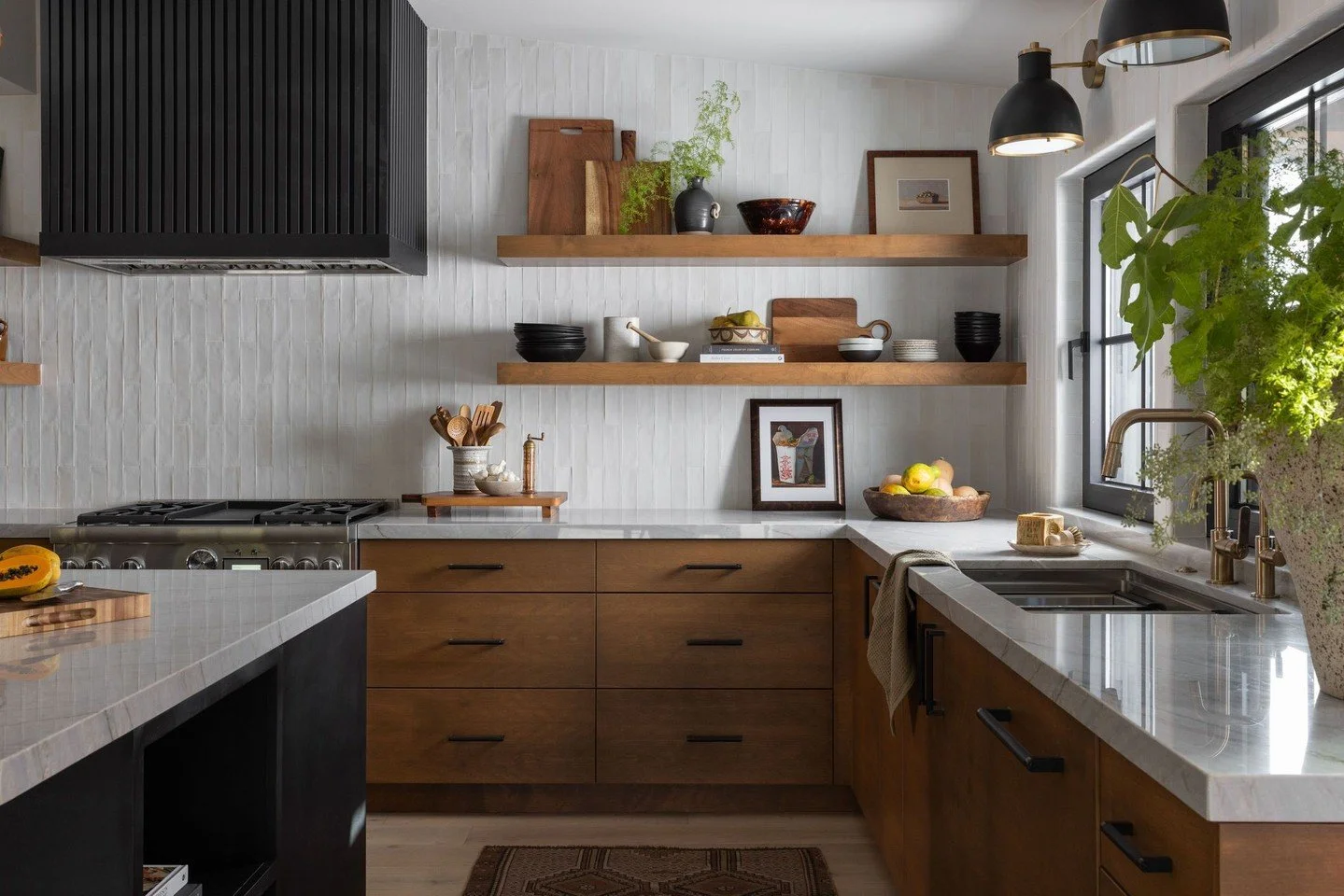 We love light rift white oak as much as the next designer, but we&rsquo;re making a case for warmer wood tones. 🤎

These stained alder cabinets add so much richness and depth to this kitchen, especially paired with the crisp white tile, natural ston
