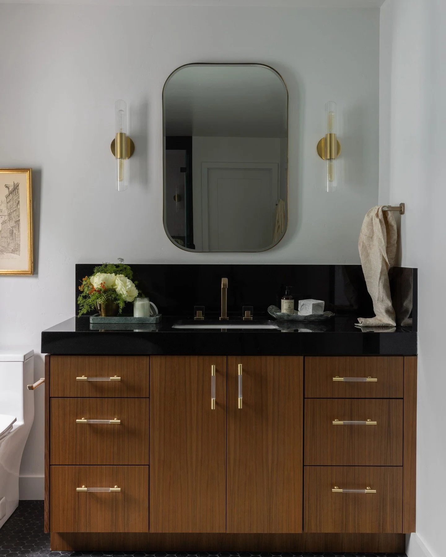 The beauty of natural walnut 🤎 Rich tones, organic grain patterns, and beautiful variation make this custom vanity a statement all on its own. A timeless material that brings warmth and character to any space, walnut will forever be our favorite.
📸