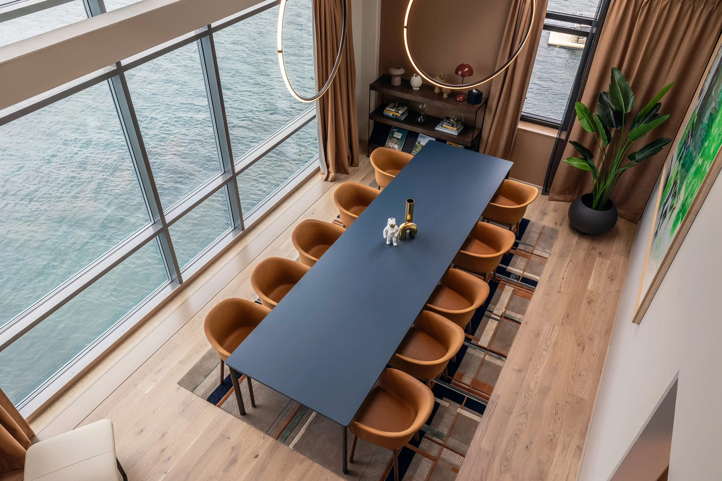 Deluxesuite-overview-boardroom-details-bookshelf-quality-hotel-richard-with (1).jpg