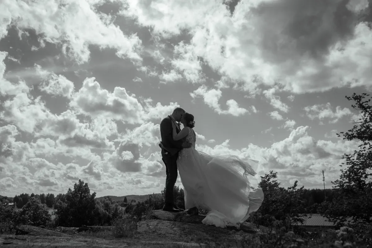 Romanttinen hääpotretti kalliolla ilta-auringossa – hääkuvaaja Helsinki.