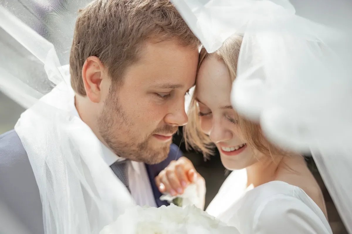 Lähikuva hääparista ulkona.