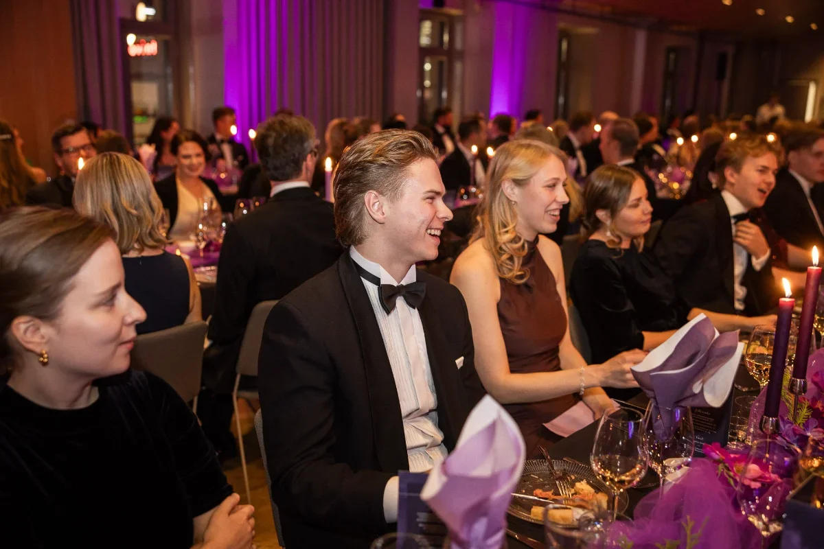 Aitoja tunteita ja tunnelmaa – tapahtumakuvaaja tallentaa vieraiden iloiset hetket yritysjuhlassa.