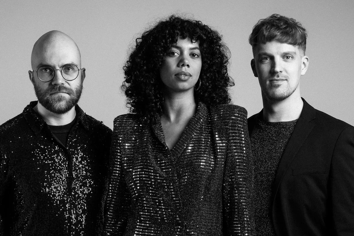 Tyylikäs mustavalkoinen promokuvaus ja artistikuvat – kolme artistia poseeraa studiossa, sopii hyvin levynkansia varten.