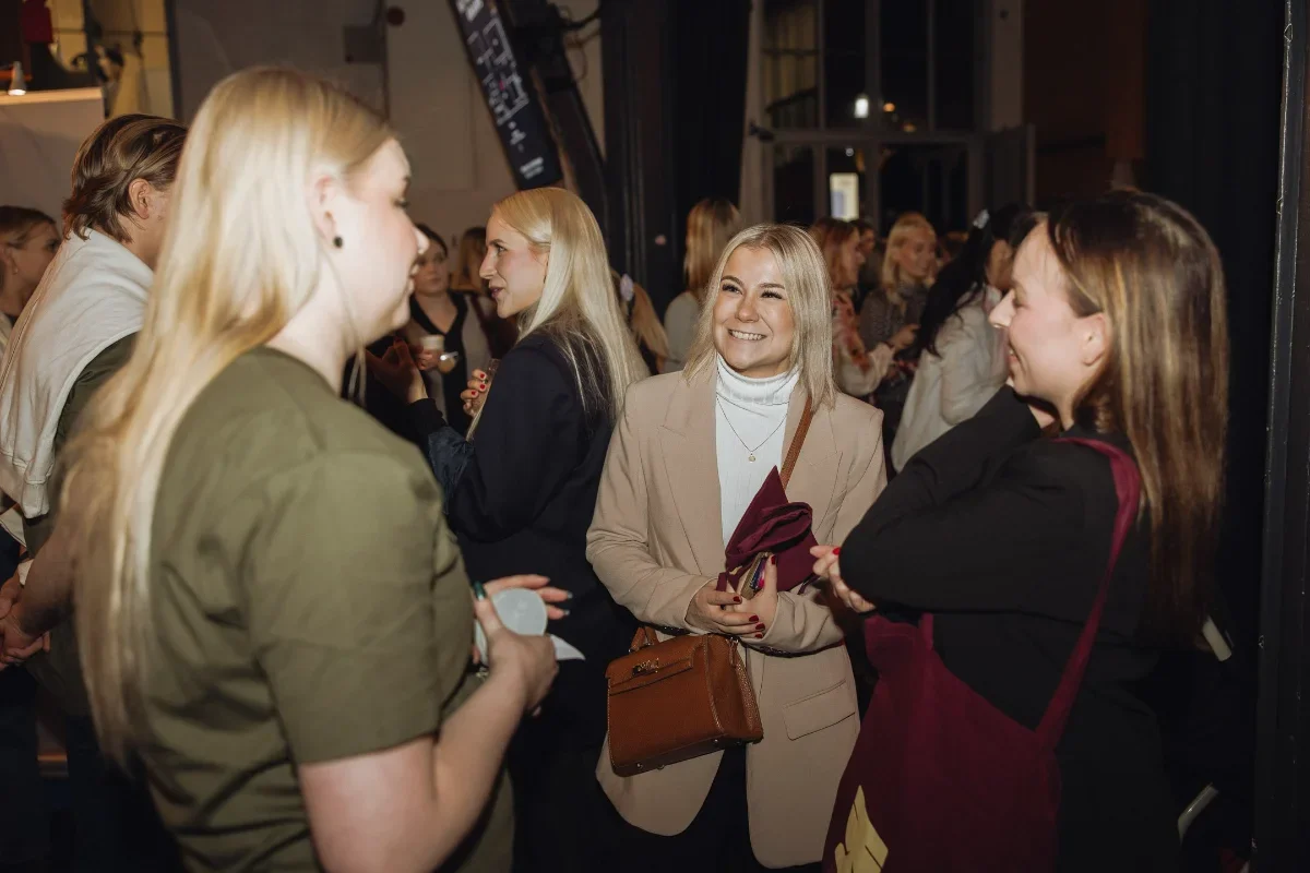 Verkostoitumista ja kohtaamisia – dokumentaarinen tapahtumakuvaus asiantuntijatapahtumasta.