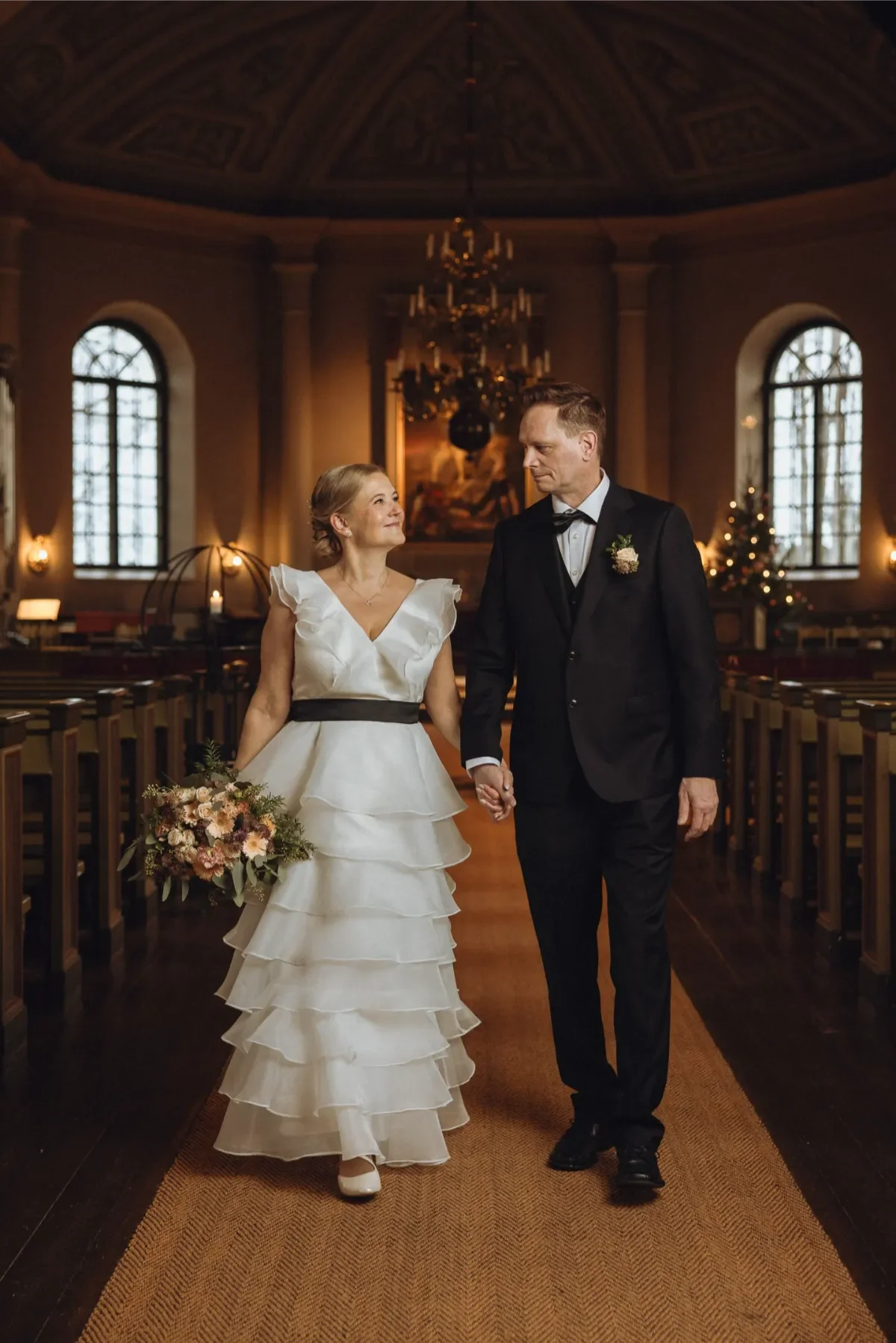 Hääpari vihitään kirkossa tunnelmallisessa seremoniassa – ammattimainen hääkuvaus.