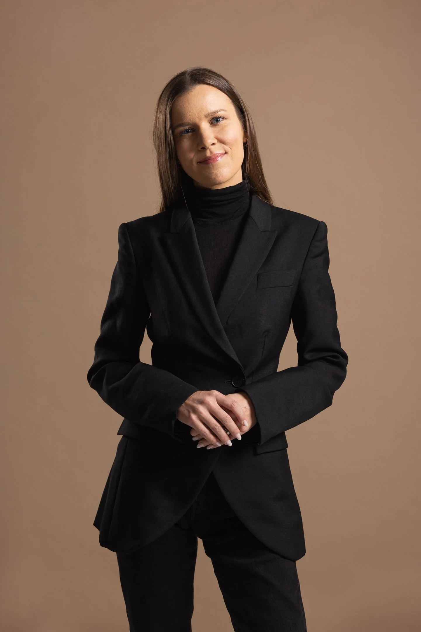 Edustava CV-kuvaus ja henkilökuvaus – nainen mustassa tyylikkäässä jakkupuvussa.