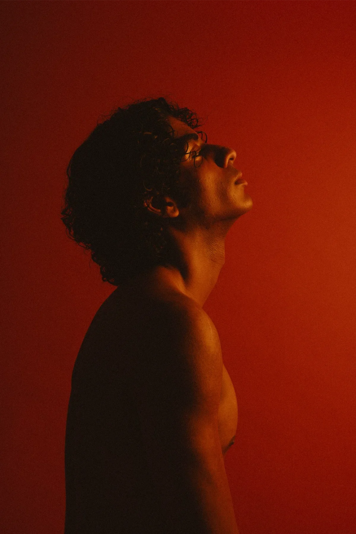 Moderni ja erottuva henkilökuvaus oranssilla taustalla