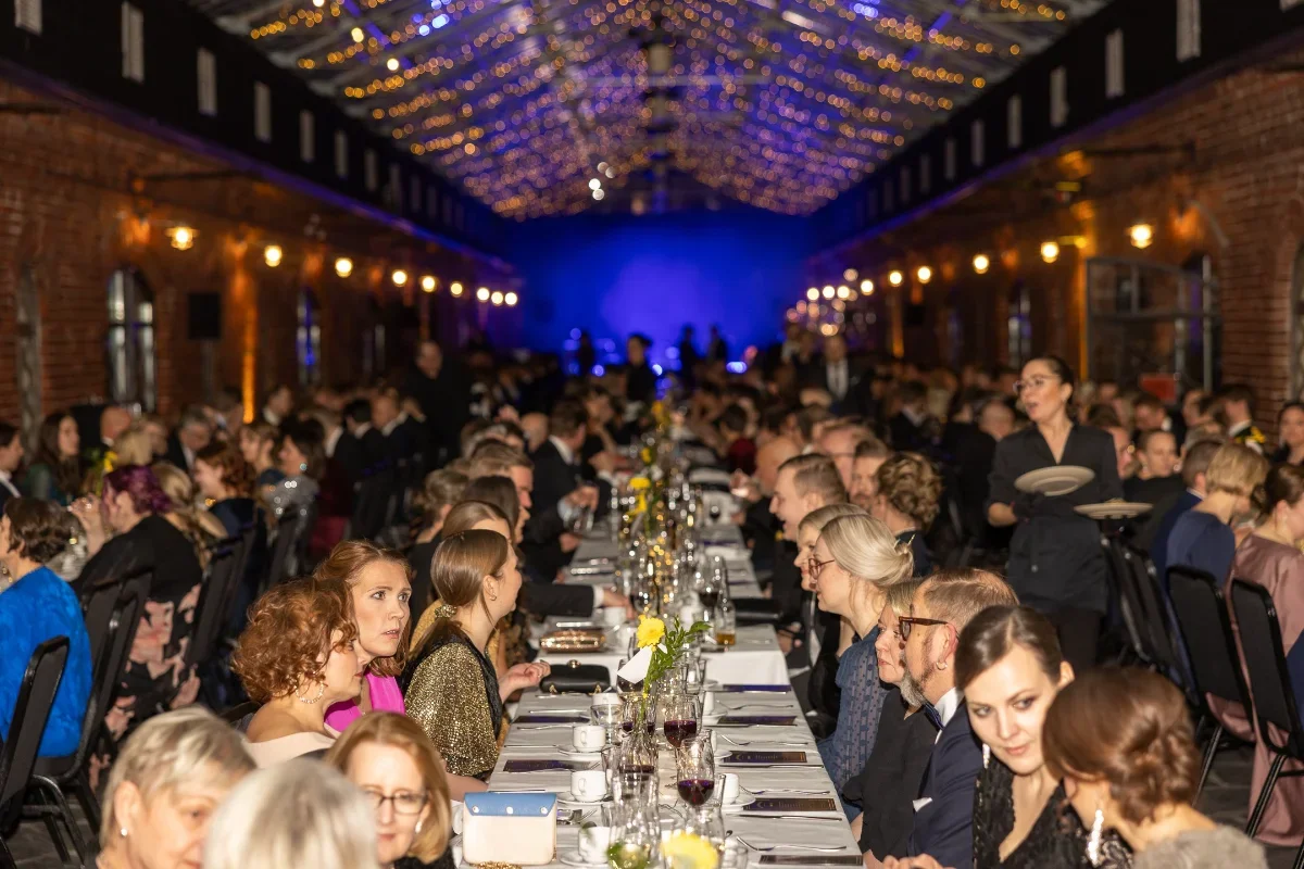 Dokumentaarinen tapahtumakuvaus Helsingissä – vieraat nauttimassa illallisesta ja seurasta yritystapahtumassa.