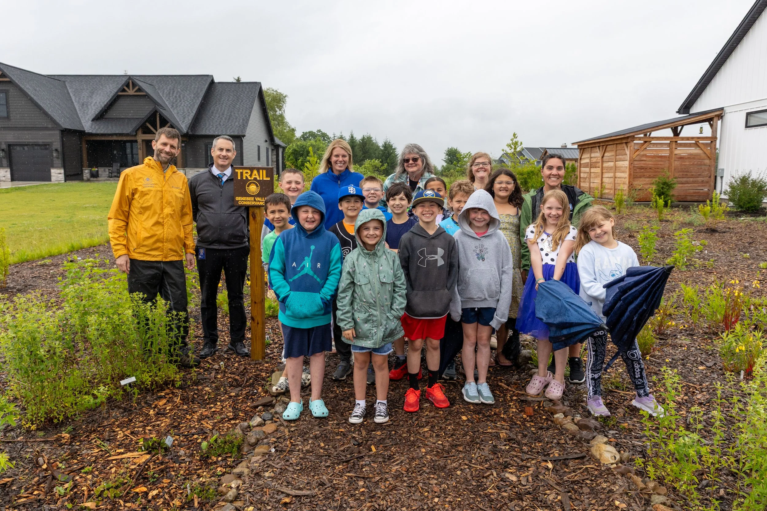  Students, faculty, and conservancy staff gather for a photo at the new trailhead 