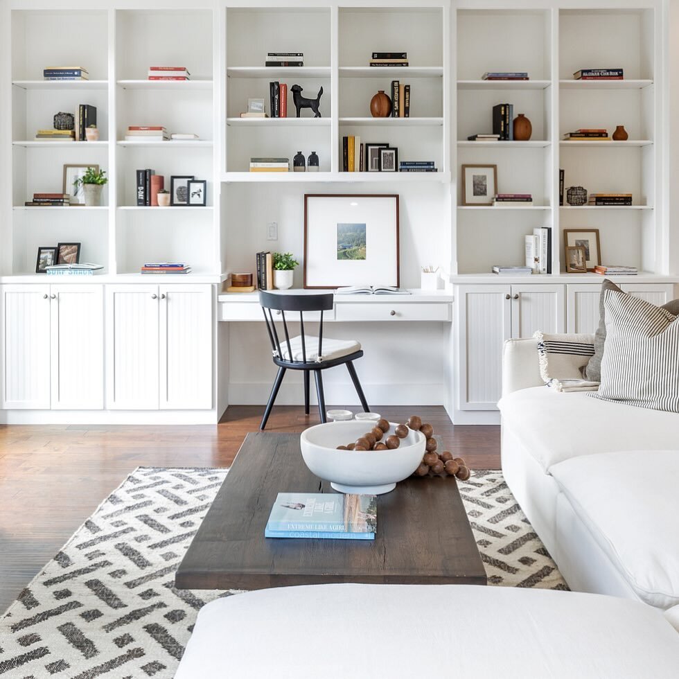 .
Organized + gorgeous home office checklist:

Shelving ✔️ 
Cabinetry ✔️
Inspiring decor ✔️
Desk accessories ✔️
Ample lighting ✔️
Added bonus: Restoration Hardware Couch! 😉 

#stagingbymodesign #fulfilled
#succeed #inspireothers #team #teamwork #hom