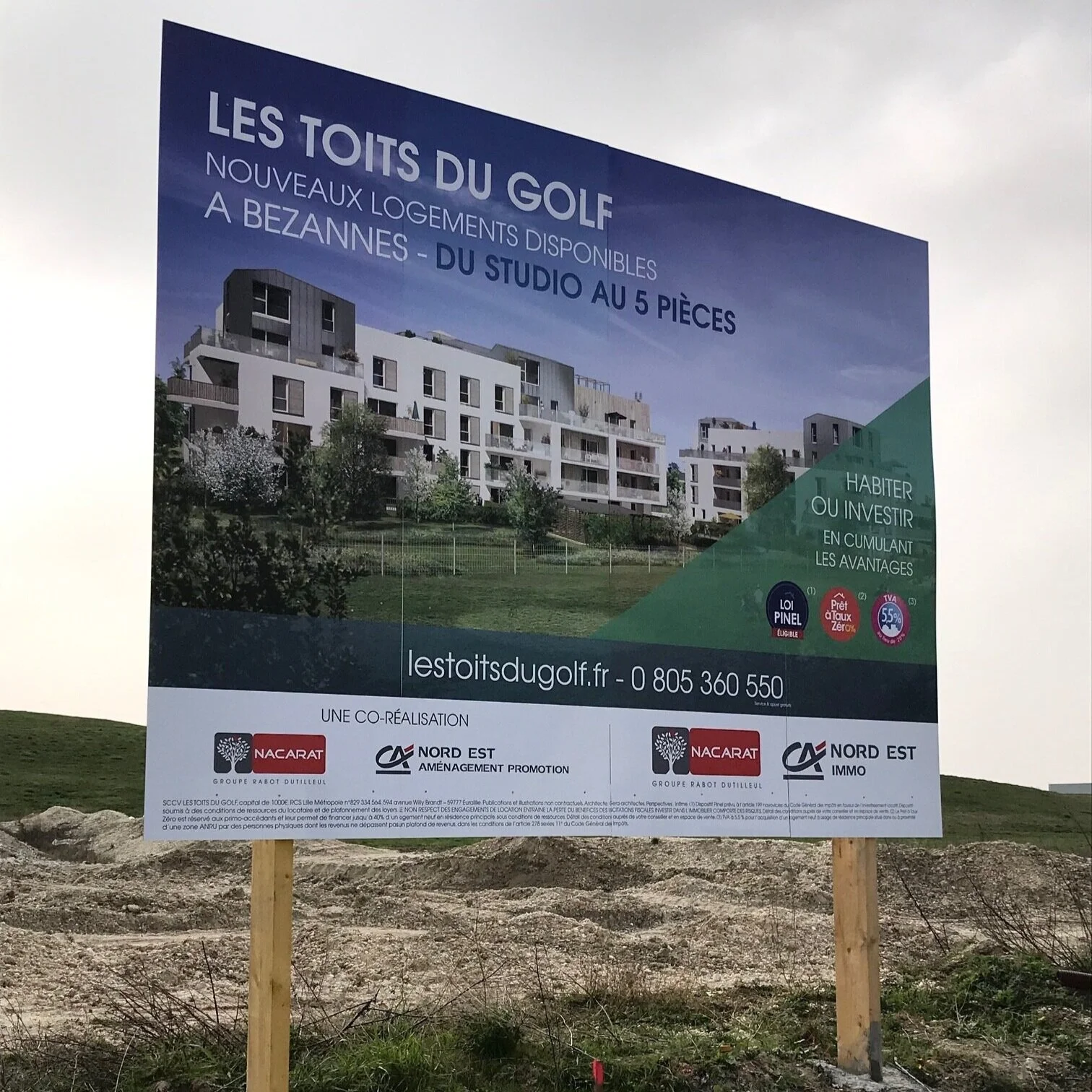 Le panneau des Toits du Golf est installé