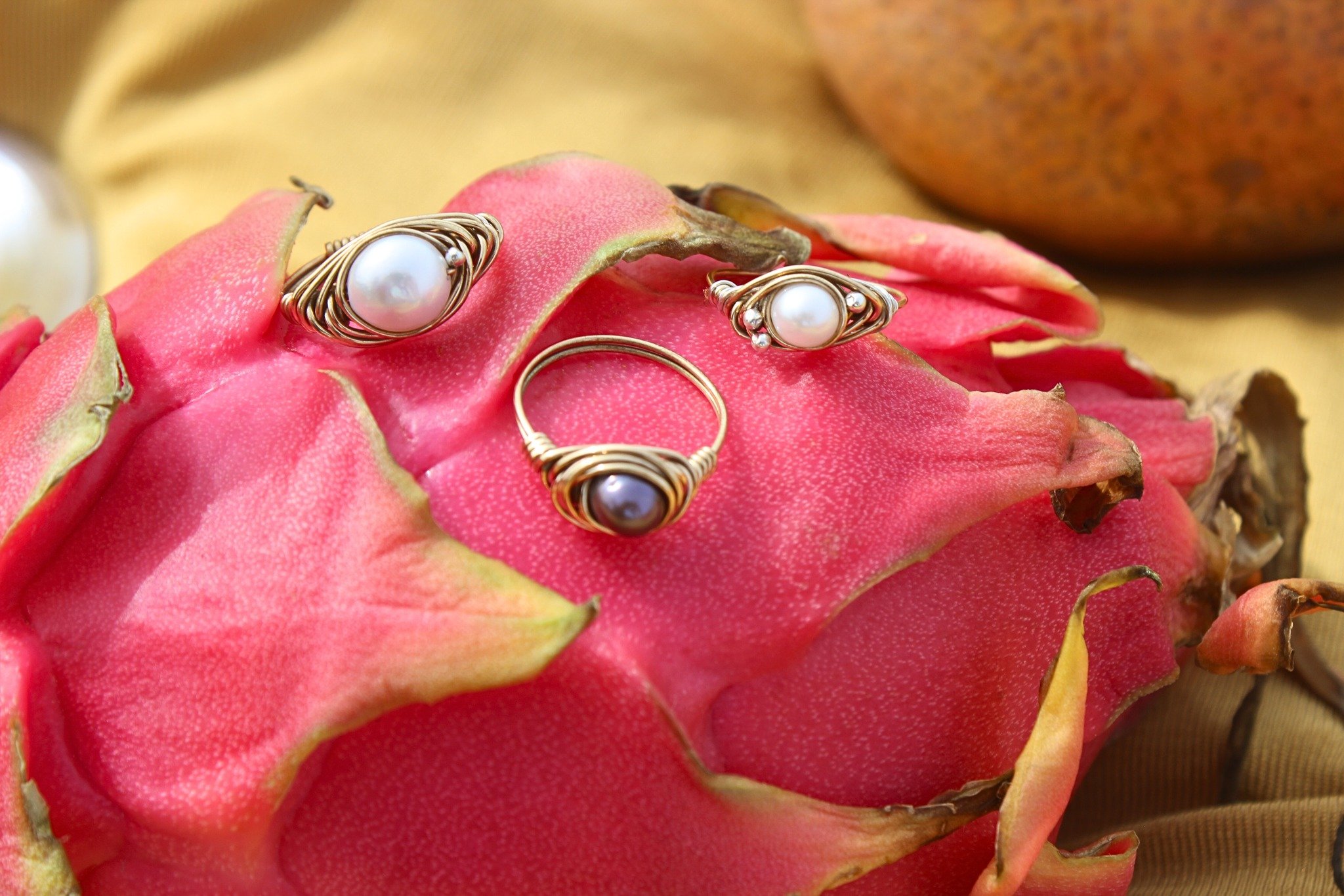 These rings blend mystery with elegance with a wild spark
&bull;
&bull;
#perla #joyeria #modamexicana #hechoenmexico #hechoamano #jewelry #pearl #fashionjewelry #gemstones #boho #etsy #lunariaannuamx #perlanegra #stones #tropical #healingjewelry #tre