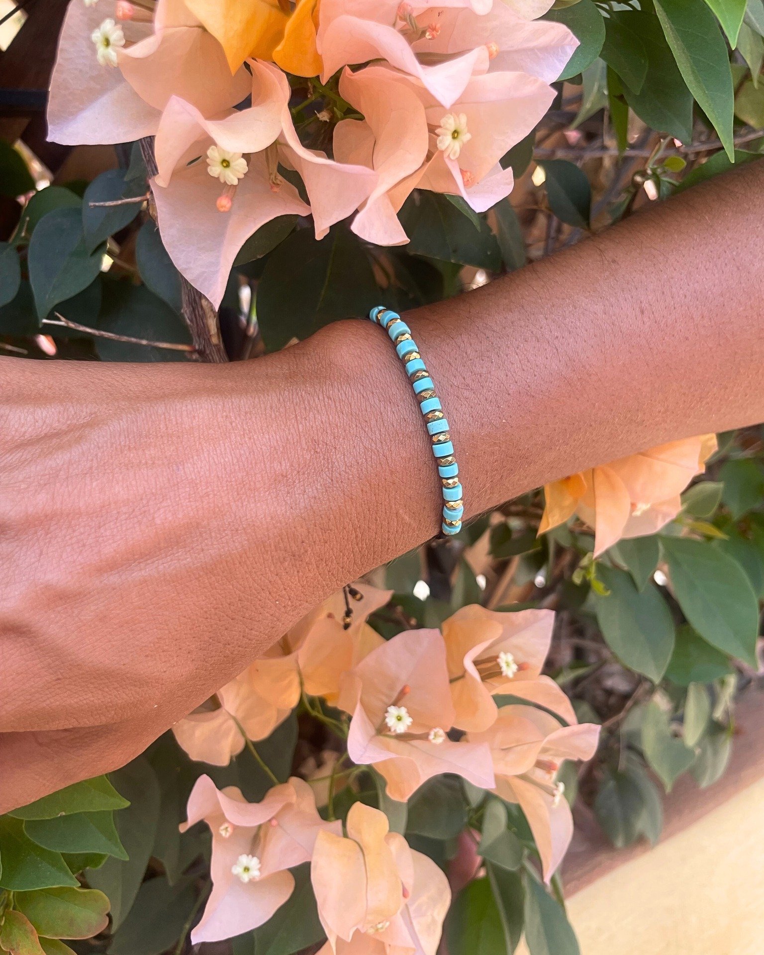 Turquoises and flowers, which one whispers your name?
&bull;
&bull;
#perla #joyeria #modamexicana #hechoenmexico #hechoamano #jewelry #pearl #fashionjewelry #gemstones #boho #etsy #lunariaannuamx #perlanegra #stones #tropical #healingjewelry #trendy 