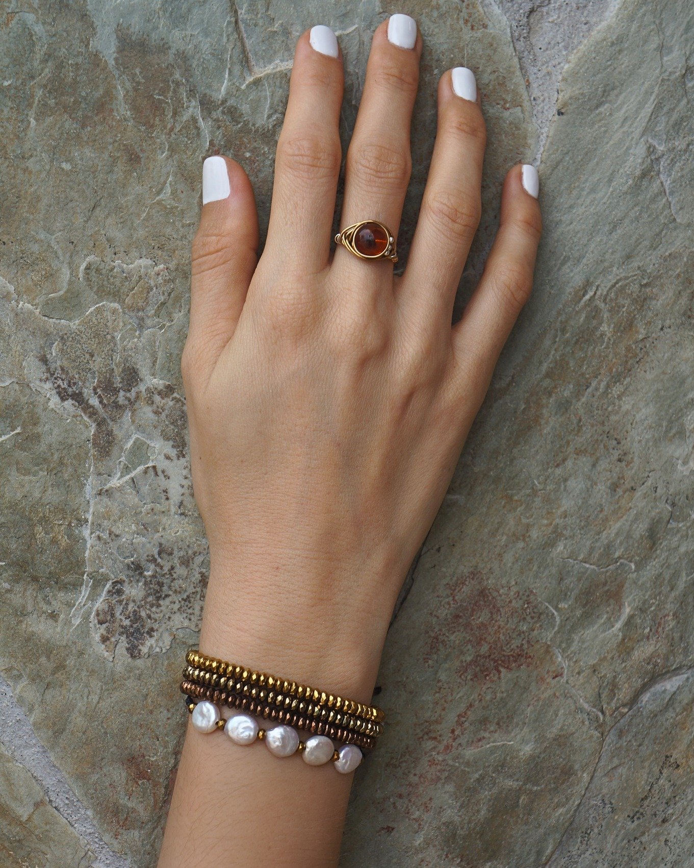 Every bracelet became an opportunity for extreme personalization
&bull;
&bull;
#perla #joyeria #modamexicana #hechoenmexico #hechoamano #jewelry #pearl #fashionjewelry #gemstones #boho #etsy #lunariaannuamx #perlanegra #stones #tropical #healingjewel
