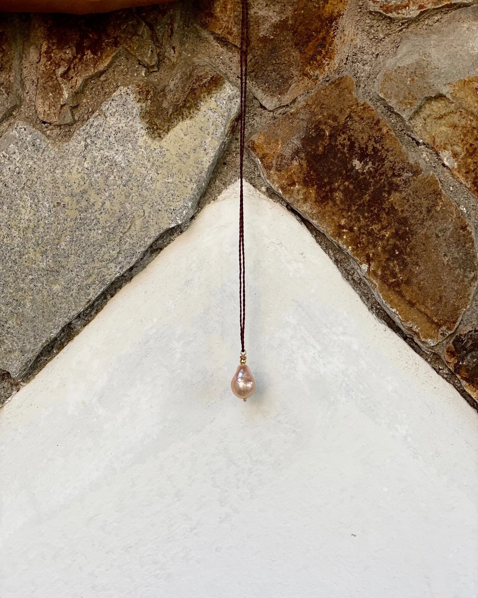 There is a pearl on my mind, haven&rsquo;t yet been able to wear
&bull;
&bull;
#lunaria #accesorios #moda #mexico #modaenmexico #fashionjewelry #fashion #trendy #hechoamano #hechoenmexico #lunariaannuamx #handmade #handmadejewelry #uniquejewelry #tur