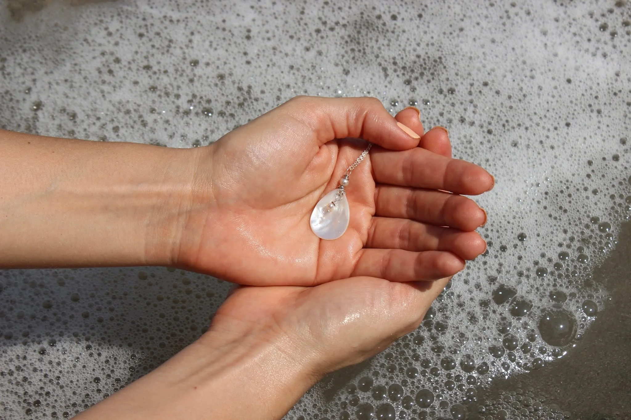 I'm in love with the sun and with the reflections in the water
&bull;
&bull;
#lunaria #accesorios #moda #mexico #modaenmexico #fashionjewelry #fashion #trendy #hechoamano #hechoenmexico #lunariaannuamx #handmade #handmadejewelry #uniquejewelry #turqu
