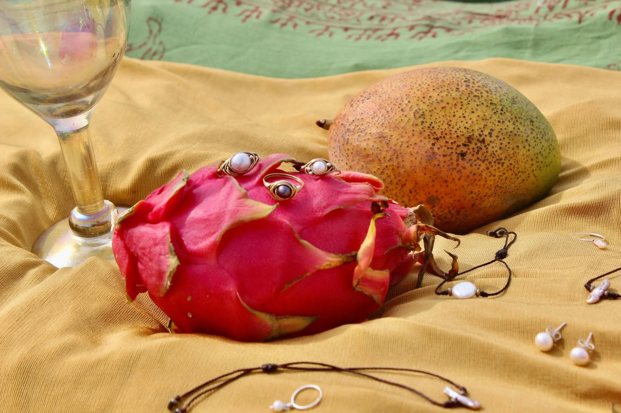 Pearls are an obsession with playful exploration 
&bull;
&bull;
#lunaria #accesorios #moda #mexico #modaenmexico #fashionjewelry #fashion #trendy #hechoamano #hechoenmexico #lunariaannuamx #handmade #handmadejewelry #uniquejewelry #turquesa #uniquepi