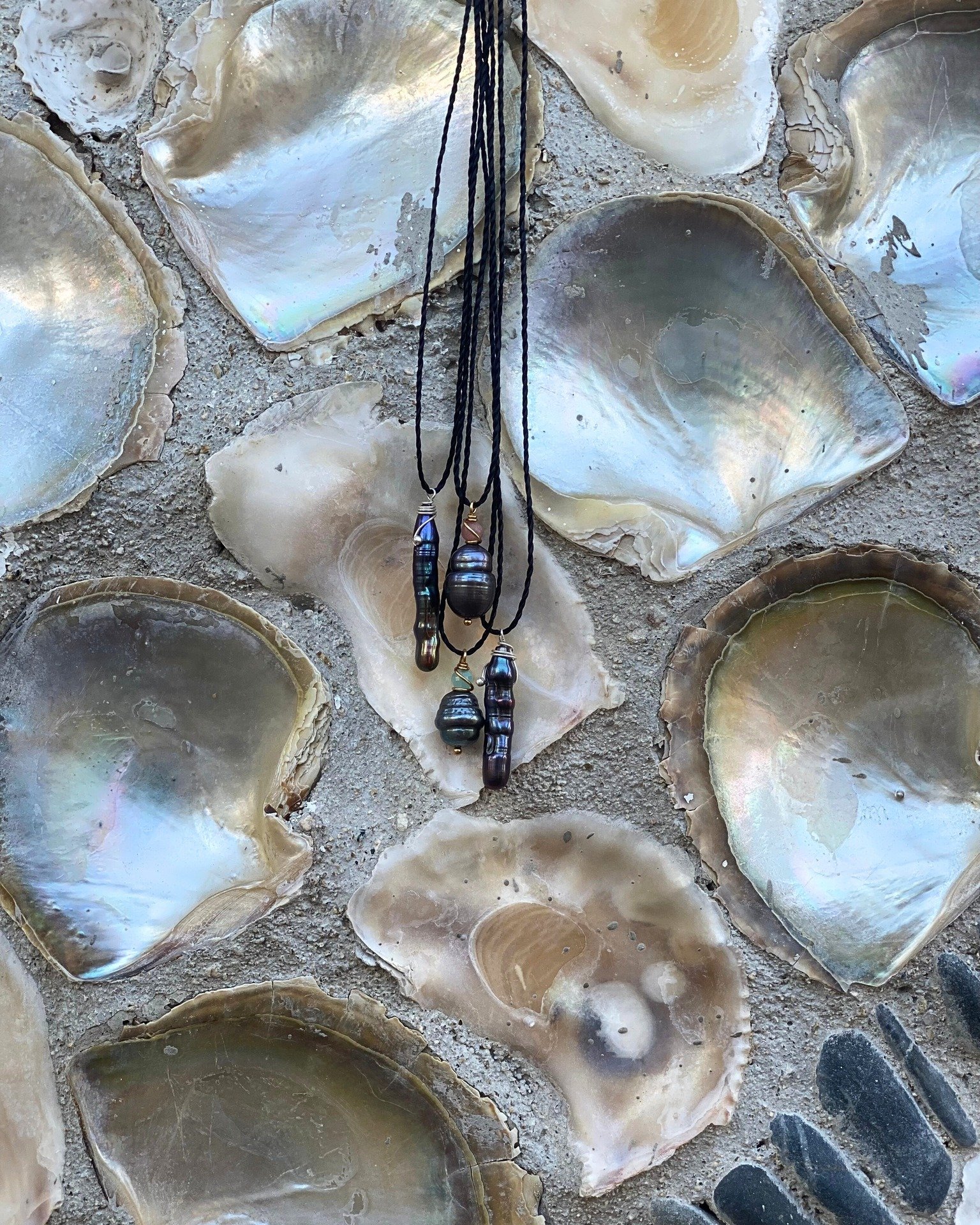 This is a Pearl Ritual
&bull;
&bull;
#perla #joyeria #modamexicana #hechoenmexico #hechoamano #jewelry #pearl #fashionjewelry #gemstones #boho #etsy #lunariaannuamx #perlanegra #stones #tropical #healingjewelry #trendy #mermaid #consumelocalmx #mexic