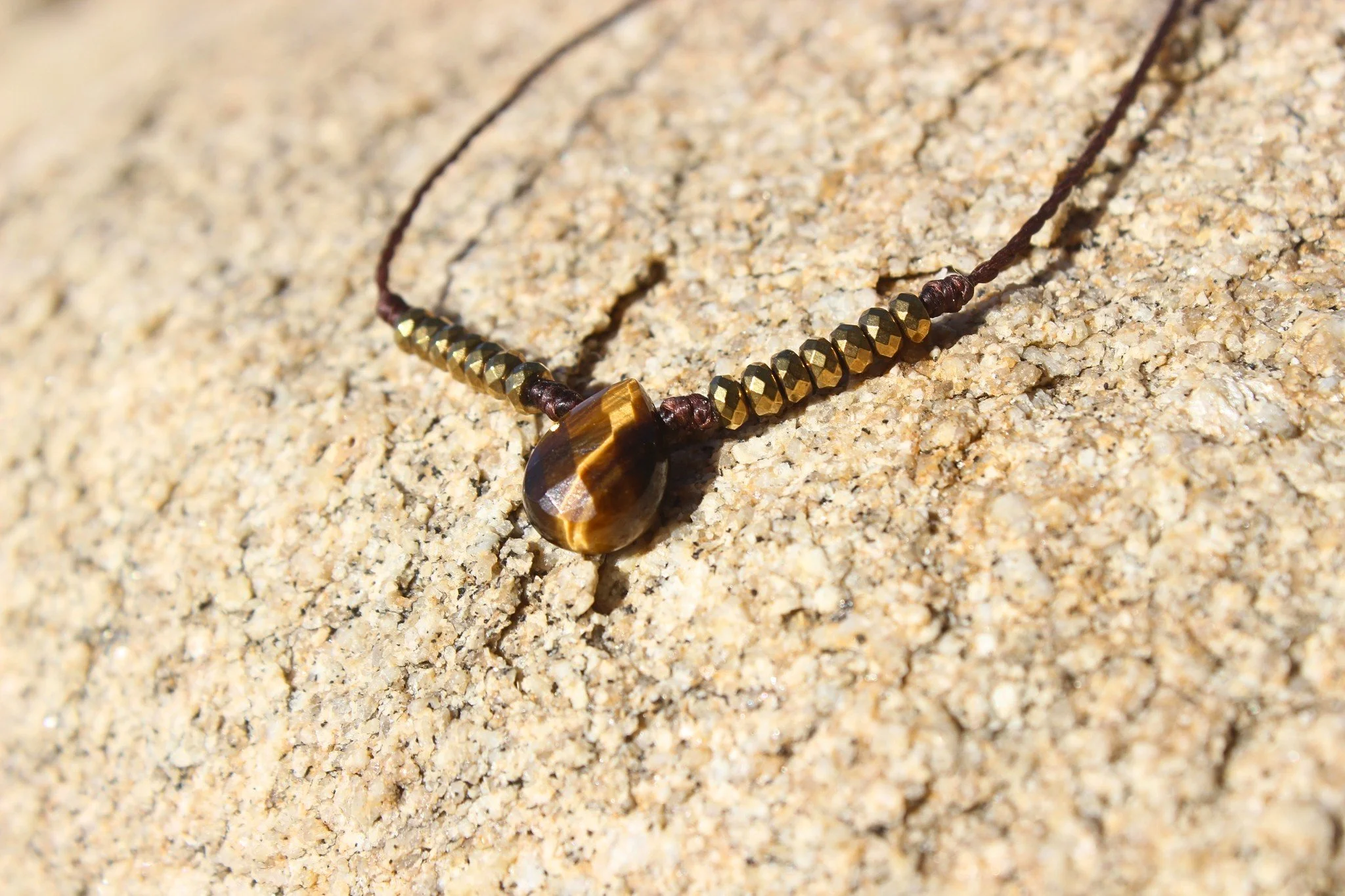 I don't crave luxury, I crave presence
&bull;
&bull;
#perla #joyeria #modamexicana #hechoenmexico #hechoamano #jewelry #pearl #fashionjewelry #gemstones #boho #etsy #lunariaannuamx #perlanegra #stones #tropical #healingjewelry #trendy #mermaid #consu