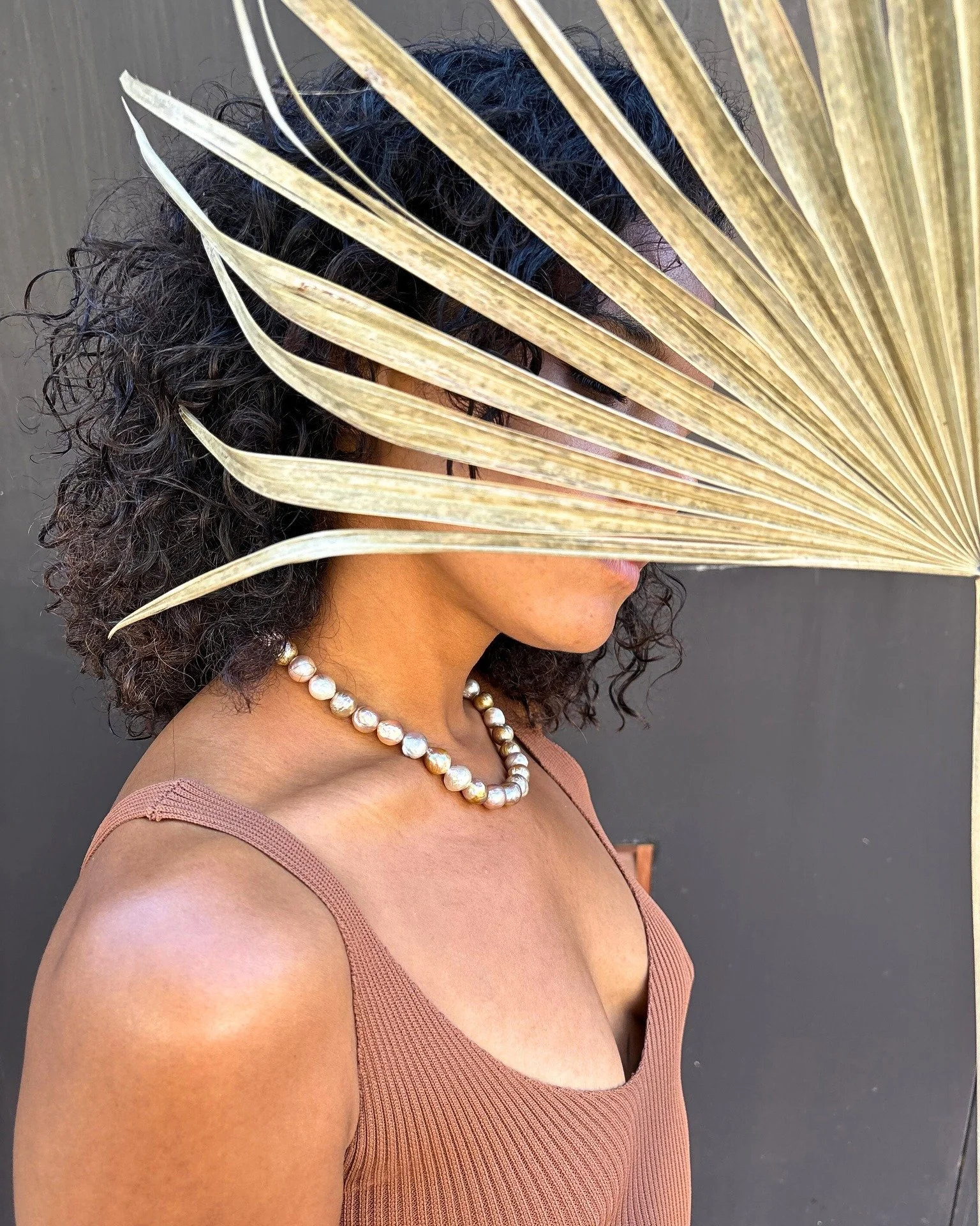 Some days, the world is too loud for a quiet soul
&bull;
&bull;
#perla #joyeria #modamexicana #hechoenmexico #hechoamano #jewelry #pearl #fashionjewelry #gemstones #boho #etsy #lunariaannuamx #perlanegra #stones #tropical #healingjewelry #trendy #mer