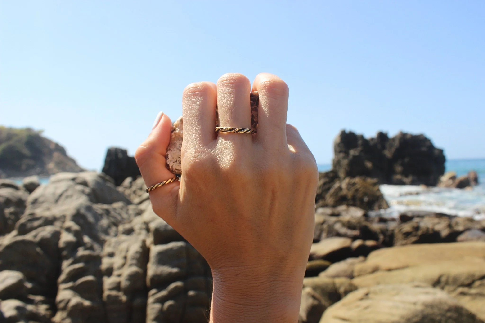 Real connection lies in the small things
&bull;
&bull;
#perla #joyeria #modamexicana #hechoenmexico #hechoamano #jewelry #pearl #fashionjewelry #gemstones #boho #etsy #lunariaannuamx #perlanegra #stones #tropical #healingjewelry #trendy #mermaid #con