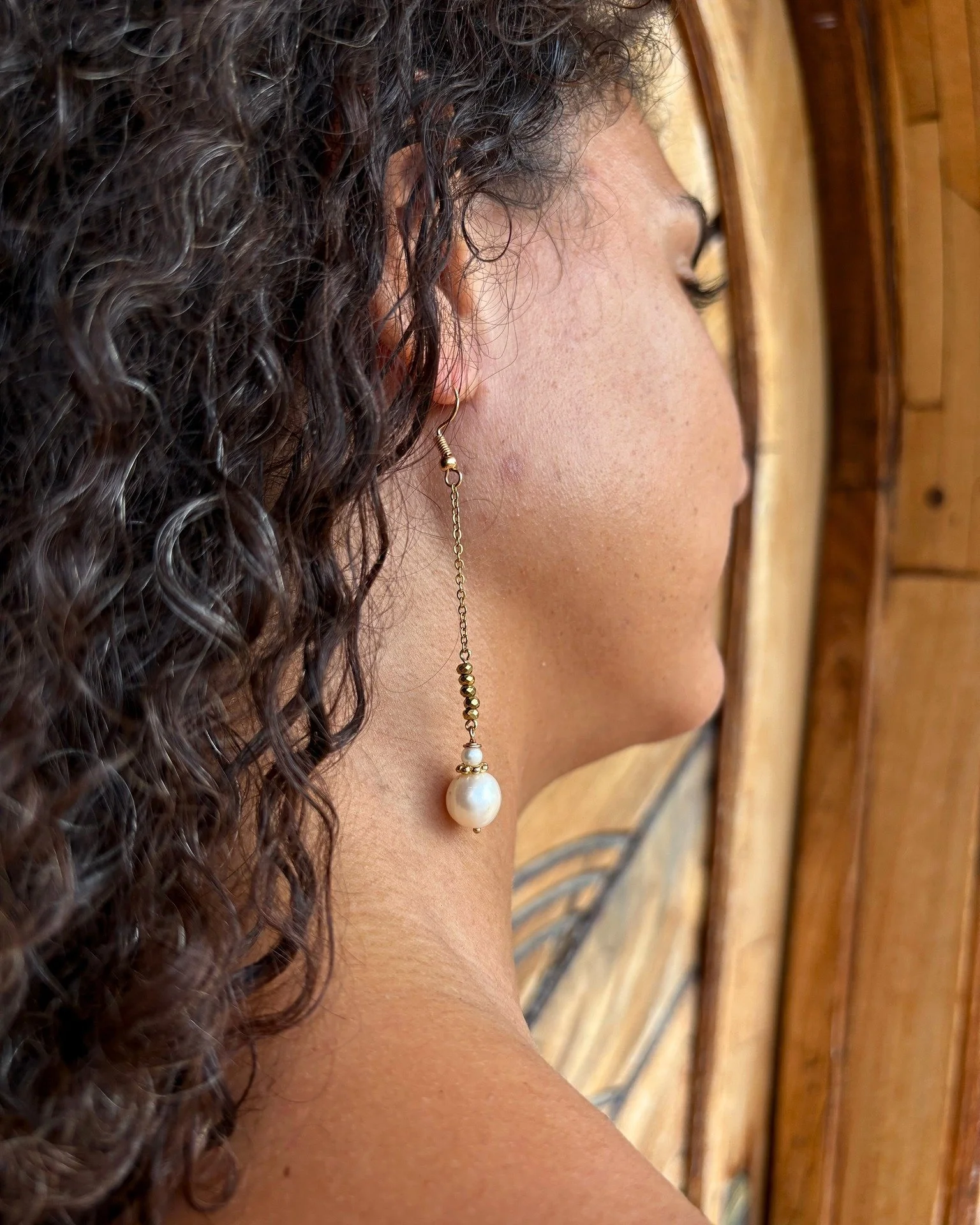 How a pearl helped me see myself Again
&bull;
&bull;
#perla #joyeria #modamexicana #hechoenmexico #hechoamano #jewelry #pearl #fashionjewelry #gemstones #boho #etsy #lunariaannuamx #perlanegra #stones #tropical #healingjewelry #trendy #mermaid #consu