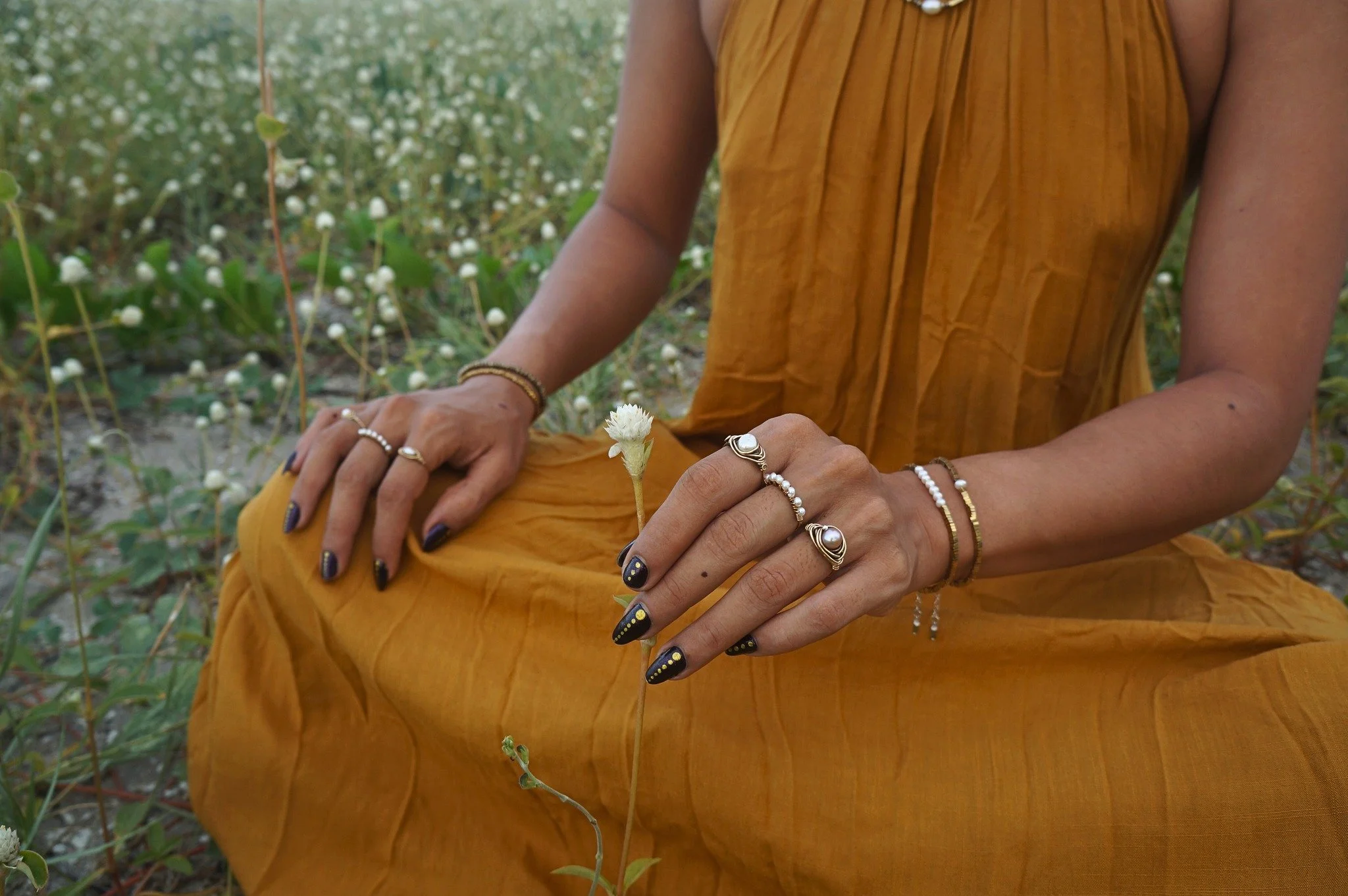 I always try to make the right choice, or what I think is the right choice
&bull;
&bull;
#perla #joyeria #modamexicana #hechoenmexico #hechoamano #jewelry #pearl #fashionjewelry #gemstones #boho #etsy #lunariaannuamx #perlanegra #stones #tropical #he