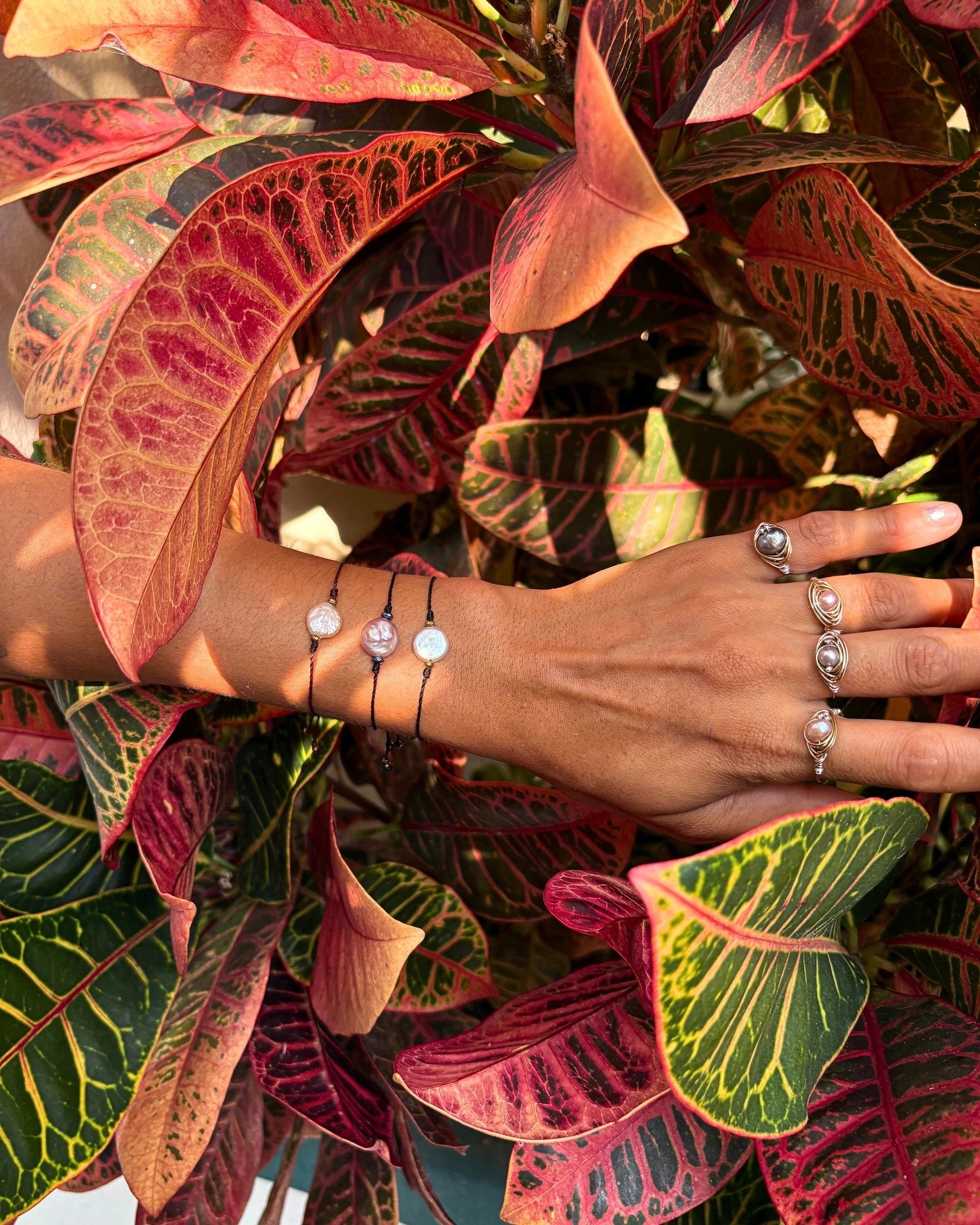 I find my life under a pearl&rsquo;s spell, chasing beauty that slips through my fingers
&bull;
&bull;
#perla #joyeria #modamexicana #hechoenmexico #hechoamano #jewelry #pearl #fashionjewelry #gemstones #boho #etsy #lunariaannuamx #perlanegra #stones