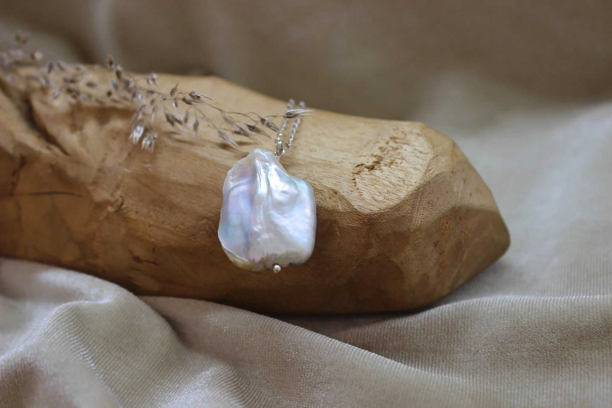 Be art, style and uniqueness
&bull;
&bull;
#perla #joyeria #modamexicana #hechoenmexico #hechoamano #jewelry #pearl #fashionjewelry #gemstones #boho #etsy #lunariaannuamx #perlanegra #stones #tropical #healingjewelry #trendy #mermaid #consumelocalmx 