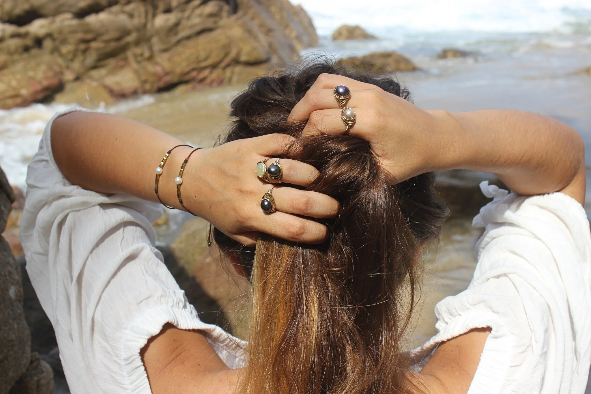 Pearls in a morning like this, to be myself
&bull;
&bull;
#perla #joyeria #modamexicana #hechoenmexico #hechoamano #jewelry #pearl #fashionjewelry #gemstones #boho #etsy #lunariaannuamx #perlanegra #stones #tropical #healingjewelry #trendy #mermaid #