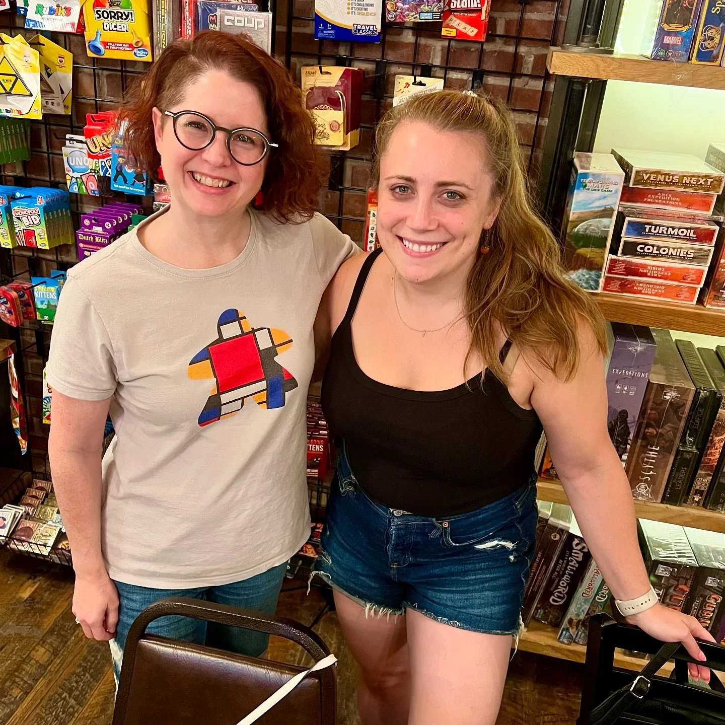 While hubby & I were in NYC, we met up with Jacqueline of @PudgyCatGames at @HexAndCompany, a cool game cafe in Manhattan, where we ate dinner before playing a couple of games. 😃
▫️▫️▫️
🎨 We started with Hues & Cues because we all knew it &