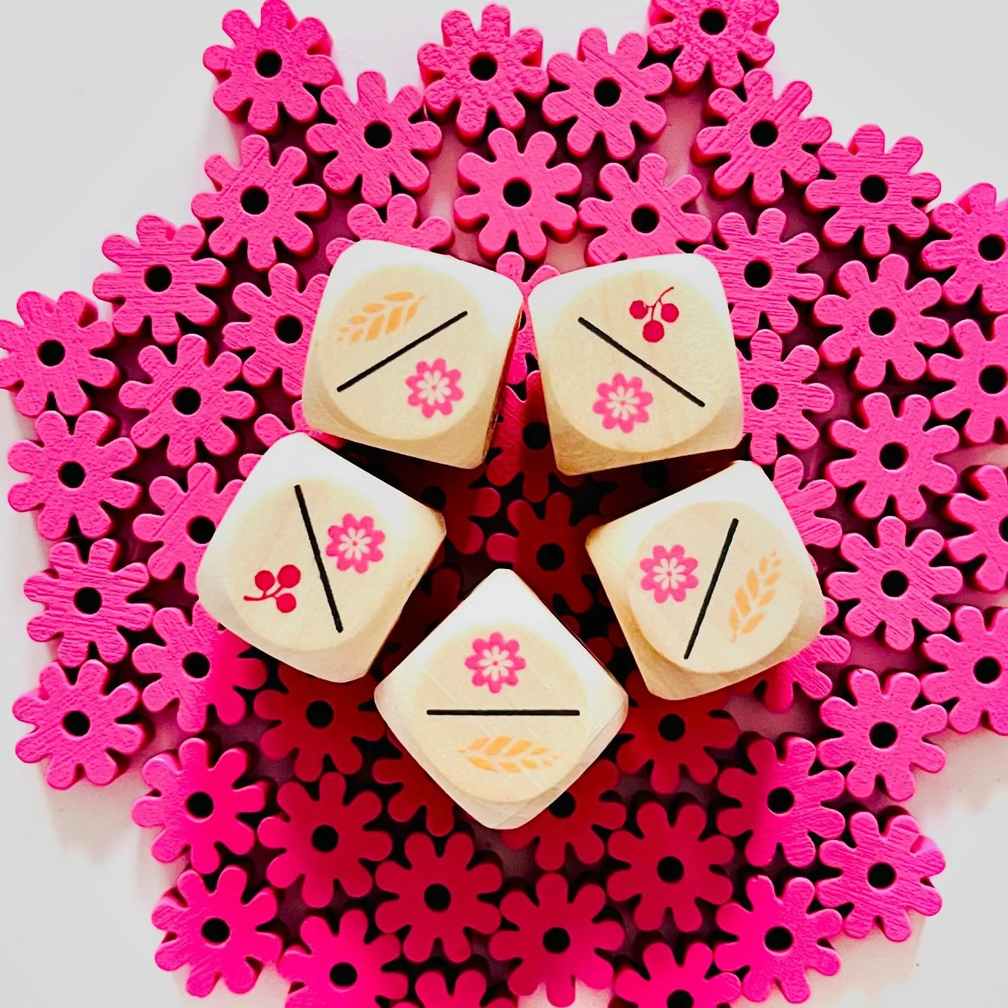 “Anything is possible with sunshine and a little pink”
~ Lilly Pulitzer
It’s #HowWeRollWednesday, & @Pink_Meeple has appropriately chosen pink dice for the theme. 🩷 I immediately thought of the nectar dice from Wingspan Oceani