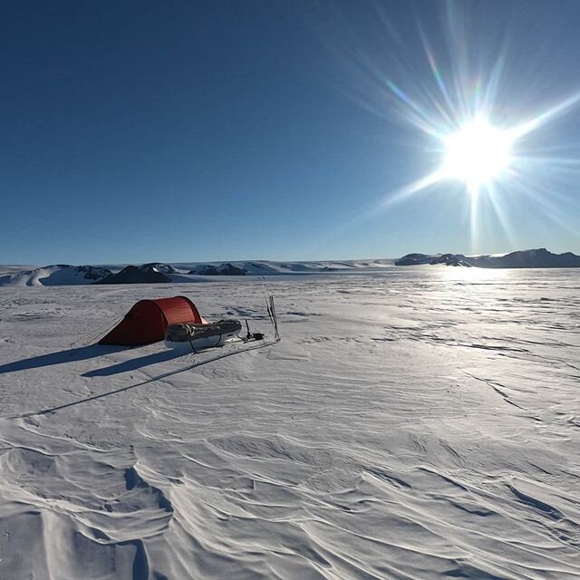 Missing those evenings... .
#midnightsun #whitenights #minimalistliving #allyouneed #lifehappensoutdoors #themountainsarecalling #dufekmassif #antarctica #southernsolitaire #notbadforagirl