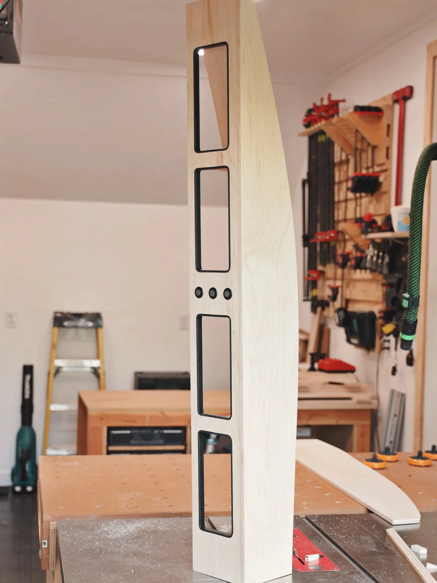 Progress shots of a small cabinet before it gets installed in my own van 🏴
&bull;
Briarwoodvans.com