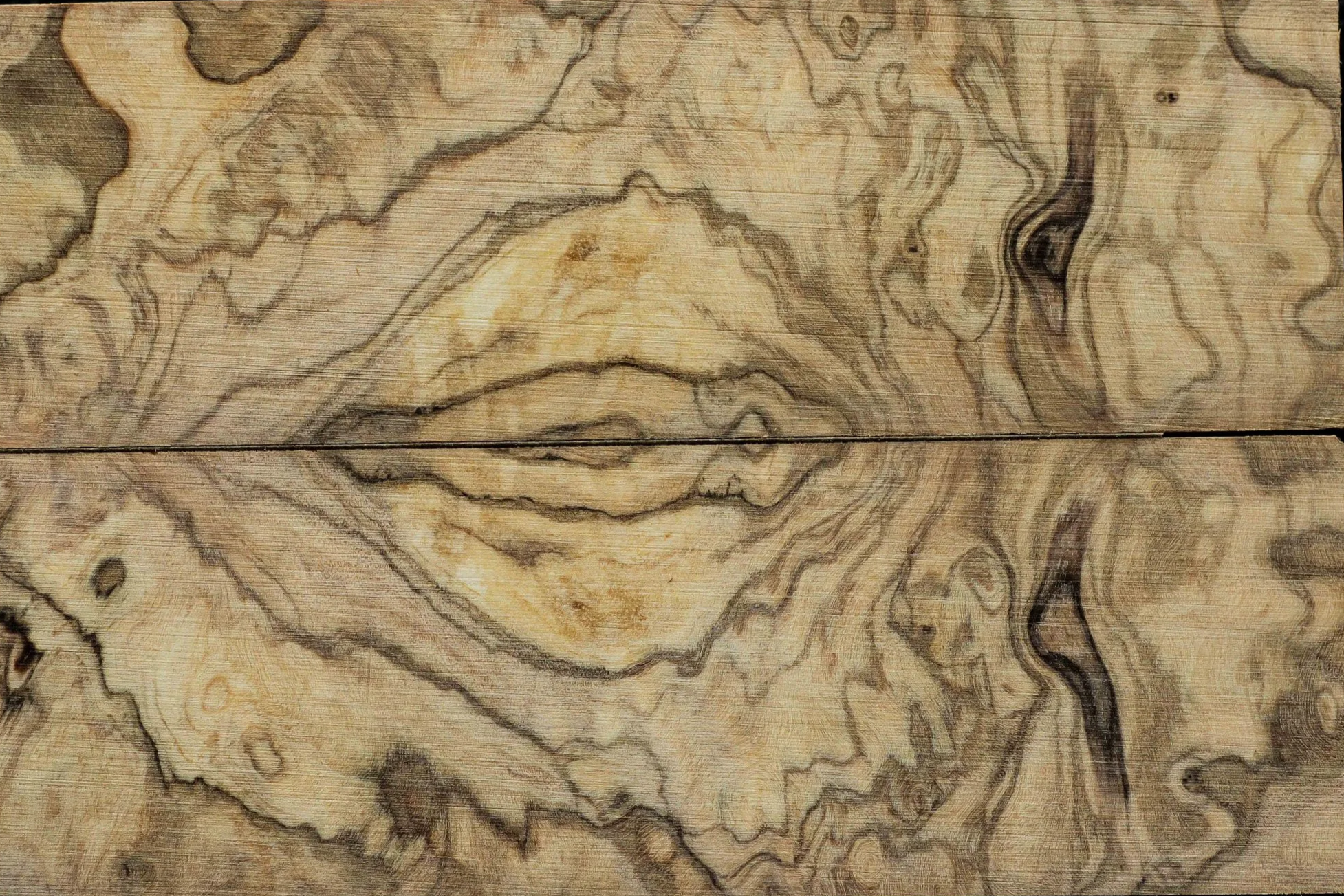 Surface en bois avec motifs de veinure et une fissure centrale